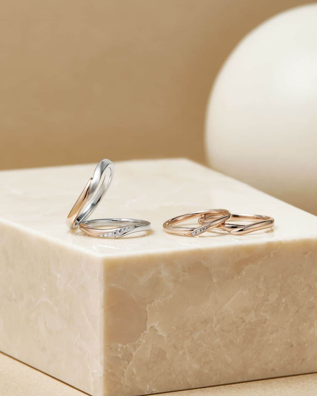 婚約・結婚指輪のI-PRIMO（アイプリモ）公式アカウントさんのインスタグラム写真 - (婚約・結婚指輪のI-PRIMO（アイプリモ）公式アカウントInstagram)「肌に溶け込むようにフィットし、 やさしい輝きをともすオリジナルカラーの「ペールブラウンゴールド」  誰の手にも美しくなじみ、 着ける方を選ばないニュアンスカラーです。  プラチナとピンクゴールドの中間のような絶妙な色合いで、 シックな雰囲気ながらも、他と被らない特別感を演出します。  あたたかな輝きを、皆さまの指もとでお楽しみください。  ＜結婚指輪＞Nocturnal Combination #アイプリモ_ノクターナルコンビ ＜結婚指輪＞Clementia #アイプリモ_クレメンティア  ーーーーー ▼アイプリモでは、ご好評のパーソナルハンド診断®を体験いただけます。 ご希望の方はホームページより来店予約をいただくとスムーズにご案内いたします。 @iprimo_official ーーーーー  #iprimo #アイプリモ #結婚指輪 #マリッジリング」11月15日 17時00分 - iprimo_official