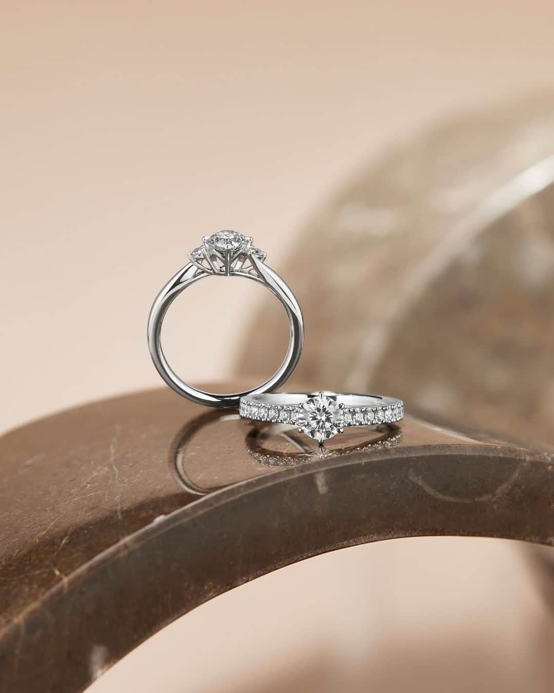 ラザール ダイヤモンド ブティック公式 | 婚約・結婚指輪のインスタグラム：「ー 洗練の煌めきを生み出す構築的なシルエット ー  ニューヨークの摩天楼を彩るふたつの橋。 そのシンボリックな構築美にインスパイアされた ふたつのエンゲージリング。  ダイヤモンドのまばゆい煌めき、 NYの洗練された美意識、 一世紀を超える伝統と歴史が息づくデザインを堪能して。  ＜婚約指輪＞THE MANHATTAN ＜婚約指輪＞THE BROOKLYN  #lazarediamond #ラザールダイヤモンド #婚約指輪 #エンゲージリング #NEWYORK #NYC #ダイヤモンド #ダイヤモンドリング #ブライダルリング #ブライダルリング専門店」