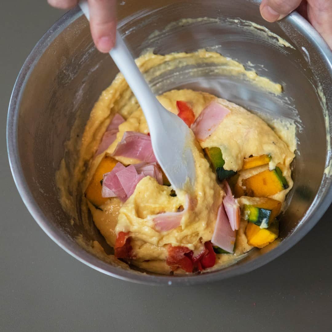 北欧、暮らしの道具店さんのインスタグラム写真 - (北欧、暮らしの道具店Instagram)「【明日の私に焼くお菓子】朝ごはんにうれしい、しょっぱい焼き菓子。野菜とハムのケークサレ . - - - - - - - - - - - - - - - - -  晩ごはんの片付けが終わったあと、 少ない道具で手軽に作れるお菓子のレシピがあったなら。  そんな、明日の自分に焼くのに ぴったりなレシピを、料理家の 小堀紀代美（こぼり きよみ）さんに 教わりました。  ケークサレはフランス語で 「塩のケーキ」という意味。 野菜や肉、チーズなどを焼き込んだ 甘くないケーキで、お惣菜パンのような存在です。  材料を揃えてしまえば、ざっと混ぜて焼くだけ。 とっても簡単なのも嬉しいポイントです。  - - - - - - - - - - - - - - - - - これひとつで立派な朝ごはん 「かぼちゃとハムのケークサレ」 - - - - - - - - - - - - - - - - - 【材料（18cmのパウンド型1台分）】  かぼちゃ…150g（皮をところどころ削ぎ落としてひと口大） ロースハム…50g（短冊切り） パプリカ…1/4個（1.5cm角） タイム…3本（あれば）  A 卵…2個（溶きほぐす） 牛乳…50ml オリーブオイル…30ml サラダオイル…20ml 塩…小さじ1/2 砂糖…小さじ1 粉チーズ…40g 黒胡椒…少々 薄力粉…100g ベーキングパウダー…小さじ1  ※オイルは一種類でも良いですが、 オリーブオイル単体だと風味が強すぎるため 2種類使用するのがおすすめです  【作り方】  ❶下準備 かぼちゃはうすく油をひいたフライパンで 少し焦げ目がつくまで炒めておく。 型の底面に沿わせてかたどりした クッキングペーパーに切り込みを入れ、敷き込んでおく。  ❷生地を作る ボウルにA（溶きほぐした卵、牛乳、 オイル、塩、砂糖、粉チーズ、黒胡椒） を入れ、泡立て器でよく混ぜる。 粉類をふるい入れ、大きなダマがなくなるまでさっくり混ぜる。 かぼちゃとハム、パプリカを加えてさっくり混ぜる。 ※この時、具の1/3は混ぜ込まずに残しておく  ❸ 焼く 生地を型に入れ、残しておいた具と タイムをトッピングする。 180度に予熱したオーブンで20分焼いたら完成。 . - - - - - - - - - - - - - - - - -  ほっくりしたかぼちゃと、 しゃきっとしたパプリカの食感が楽しく、 チーズとハムの塩気が効いた生地は みっちりで食べ応えがありました。 このケークサレと温かいコーヒーがあれば、 大満足の朝ごはんになりそうです。  - - - - - - - - - - - - - - - - - . #food#foodstagram#レシピ#おやつ#ケークサレ#ケーキ#朝ごはん#朝食#モーニング#焼き菓子#お菓子作り#手作りおやつ#コーヒー#紅茶#小堀紀代美 さん#暮らしを楽しむ#日々の暮らし#北欧#暮らし#北欧暮らしの道具店」11月15日 17時02分 - hokuoh_kurashi