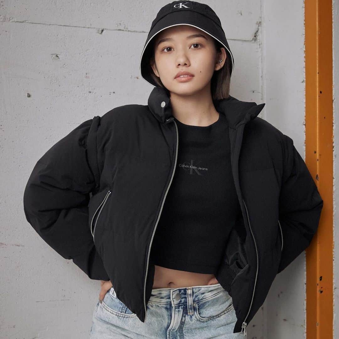 ひかりんちょのインスタグラム：「【sponsored】  袖を取り外してベストとしても着用できる2Wayのダウンジャケットメインに クロップト丈のロゴ入りトップスとデニムでコーデを組んだよ🐦‍⬛🖤  @calvinklein  #calvinklein  #ELLEgirlUNI」