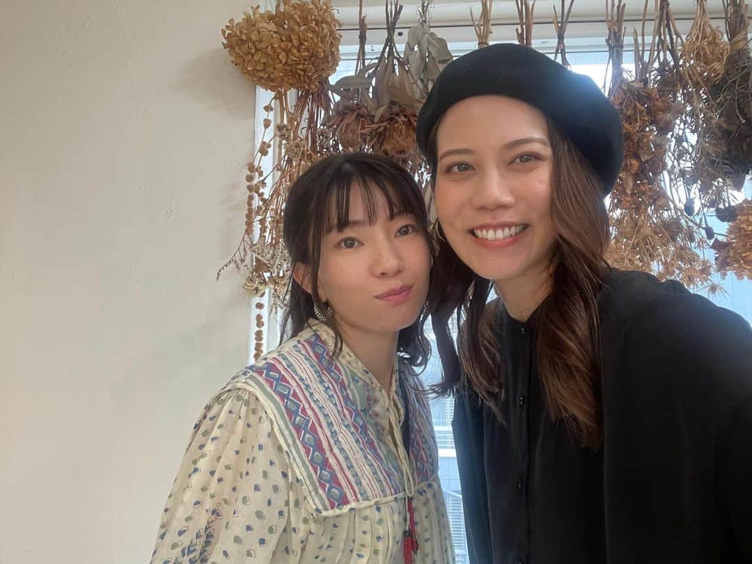 松山愛里のインスタグラム：「. #何食べ オフショット💐  美容室フォームのメンバー💇‍♀️ 早乙女エリ役の椿弓里奈ちゃんと☺️ ゆりちゃんとはseason1から共演しているので、一緒にいるだけでほっと安心する存在🌼  撮影では、もうちょっとリアクション強めにする？わー！やりすぎた！！！ なんてワーワー言いながら😂、ケンジたちの後ろで芝居してました🤣楽しかったなぁ☺️✨  前回の投稿にたくさんのコメントありがとうございます♡ 娘を無事に出産し、子育て奮闘中です👶🏻 今も寝ている隙に投稿しています🤫  急に寒くなったので皆さまお身体大切にして下さいね🍂🧣」