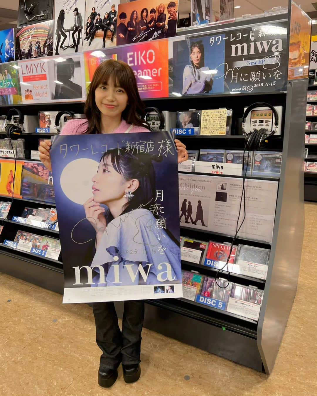 miwaのインスタグラム：「「月に願いを」リリース🌕️✨🐇 お店に行ってサインをしてきました🤗  想いを込めたEPが、みんなに届きますように😌💿️✨🎵  #月に願いを #miwa #リリース」