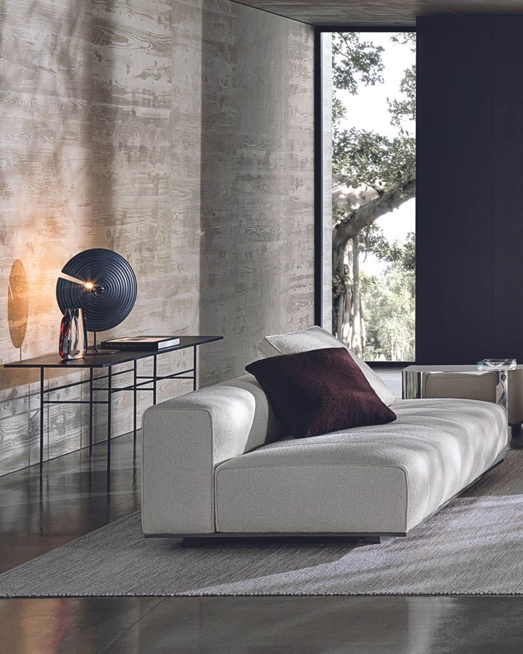 Minotti Londonのインスタグラム：「A detail that becomes volume is the essence of the Goodman design, the new modular seating system by @rodolfodordoni.  With a clear 1970s imprint, the inspiration behind this design is the graphic character of those years, its ability to stratify and cross marks, reducing the complexity of things into a few distinctive features.  In this way, in Goodman the mark of the matelassé stitching, typical of Minotti's tailoring processes, draws shadows and light on the seat, creating the sensation of a quilted cross-padding.  The system is suspended from the floor on refined Bronze or Polished Chrome metal feet, set back from the edge, and a perimeter frame that matches the same finishes, the optical effect of suspension in Goodman enhances the softness of the seat, offering a super-comfortable welcome.  Tap the link in our bio to discover the Goodman Seating System.  #goodman #minotti #luxuryfurniture #interiordesign #madeinitaly #luxurysofa #sofadesign #sofa #livingroomdecor #livingroomideas #livingroomdesign #rodolfodordoni」