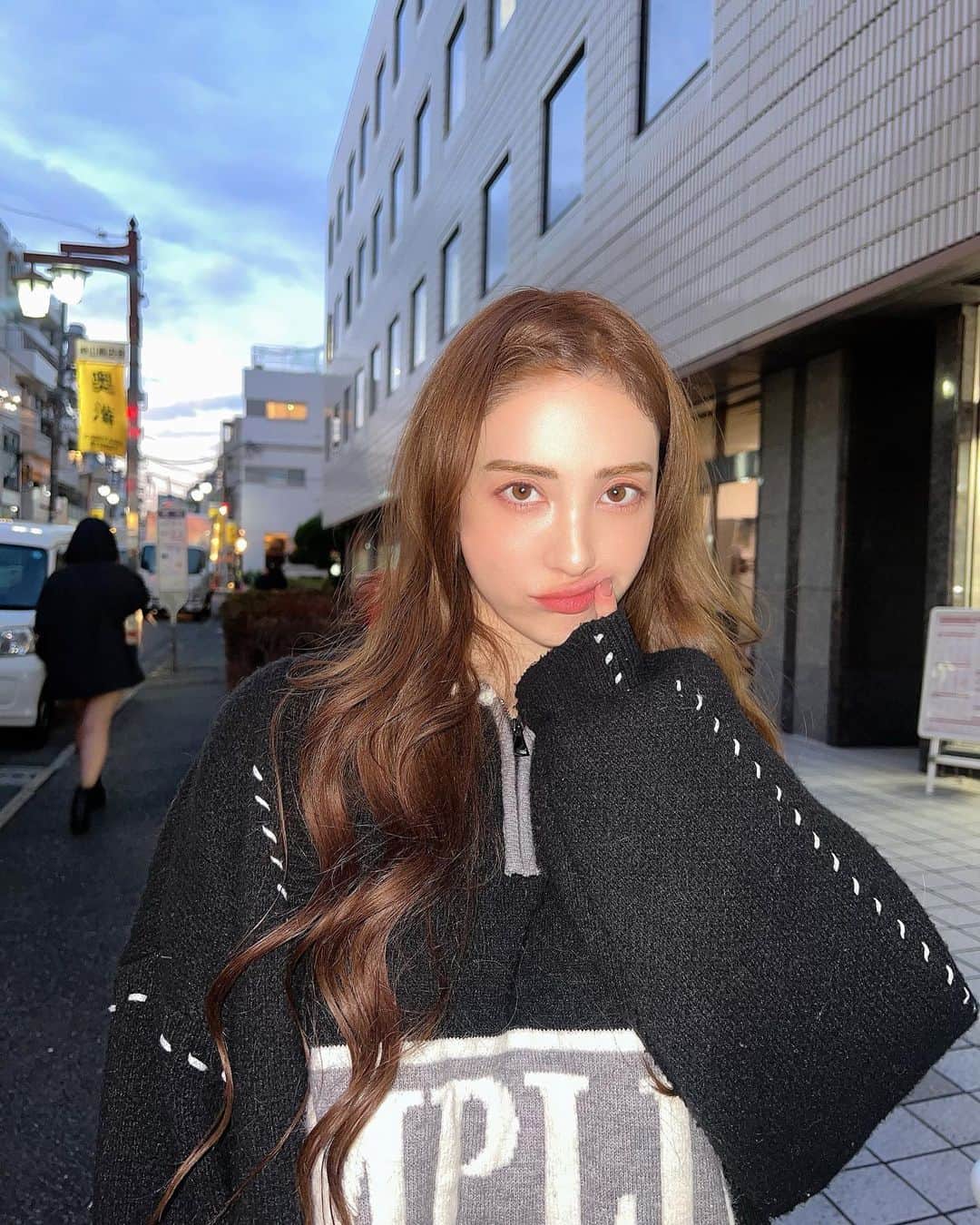 眞木美咲パメラのインスタグラム：「どんなポーズかなー😇  最近はたくさん撮影してます 今日のもいい作品になりそう にゃーん」