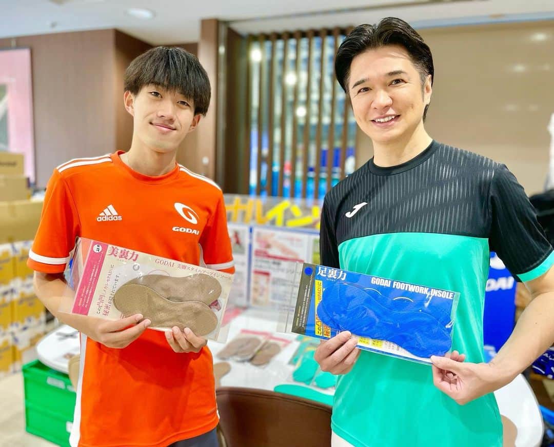 吉崎仁康のインスタグラム：「今日はGODAI亀戸で練習！ATPファイナルズのイメージでプレーをしましたが、まぁすぐに息が上がってしまいますね・・・でも楽しい！佐藤コーチにインソールをご紹介いただきました。健脚、美脚に効果が期待できるそうです♪  #godai #godaikameido  #godai亀戸  #babolatfamily  #joma #jomatennis  #アナウンサー #吉崎仁康 #ミスが早い #動きが遅い #すぐガシャる #でも楽しい♪」