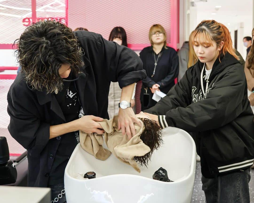 札幌ベルエポック美容専門学校 公式さんのインスタグラム写真 - (札幌ベルエポック美容専門学校 公式Instagram)「.  〜TOPサロンゼミ〜  札幌ベル卒業生の”清野 文博”さんが来校🔥 現在、トップサロン【GOALD】でスタイリストとして大活躍してます✨  ツイストパーマ、スパイラルパーマの違いなどパーマについての技術・知識を教えていただきました！  今回の経験を、将来のサロンワーク・就職活動に活かしてください😊  #美容学生の日常 #美容好きな人と繋がりたい #美容 #美容学生と繋がりたい #美容専門学校 #札幌ベルエポック #ベルエポック #札幌ベル  #美容学生」11月15日 17時16分 - sapporobelle