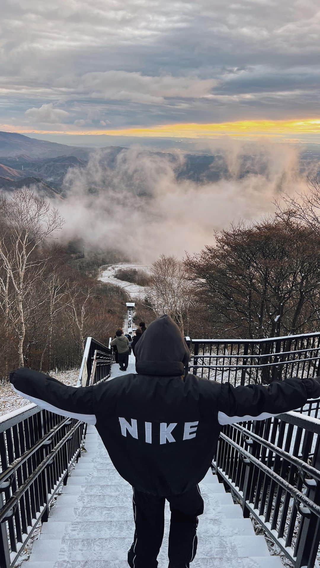 TOMOYAのインスタグラム：「📍霧降高原  平日の4:30に着いた時点で P1は満車で  P2、 P3は空車でした！  5:00前から登り始めて5:35には頂上つきました！ ただ1445段の階段は想像よりしんどいから 歩きやすいスニーカーで行くのがおすすめ👍🏽 薄っすら雪も積もってた⛄ （翌日は両足筋肉痛）  頂上ついた時点ではそこまで人いなかったけど 6:00過ぎた辺りから一気に増えてきて 平日なのに人で溢れ返ってた😂😂 頂上に着くと左側に景色見れる場所？があるんだけど そこは柵があって写真と動画撮る方は邪魔かなって思うので 柵がない場所の方がいいと思います！  後これから行く方がいたら 頂上は氷点下なのでとにかく防寒して ホッカイロ持って行ってください🥶 ヒートテックも着てなかったし ホッカイロも持ってきてなくて後悔した←  #霧降高原 #日光 #日光観光 #日本の絶景  #国内旅行 #japan #nikko」