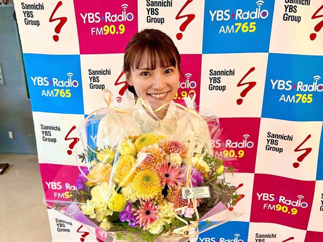 森田絵美のインスタグラム：「. リスナーさんから立派なお花いただきました☺️🤍 ありがとうございます！！ とっても嬉しいです☺️ . 番組内でも沢山のお祝いメッセージありがとうございました🥳 今後も楽しい時間を届けられるよう精進してまいります☺️ . #ybsラジオ #ラジオパーソナリティー #radio #radiko」