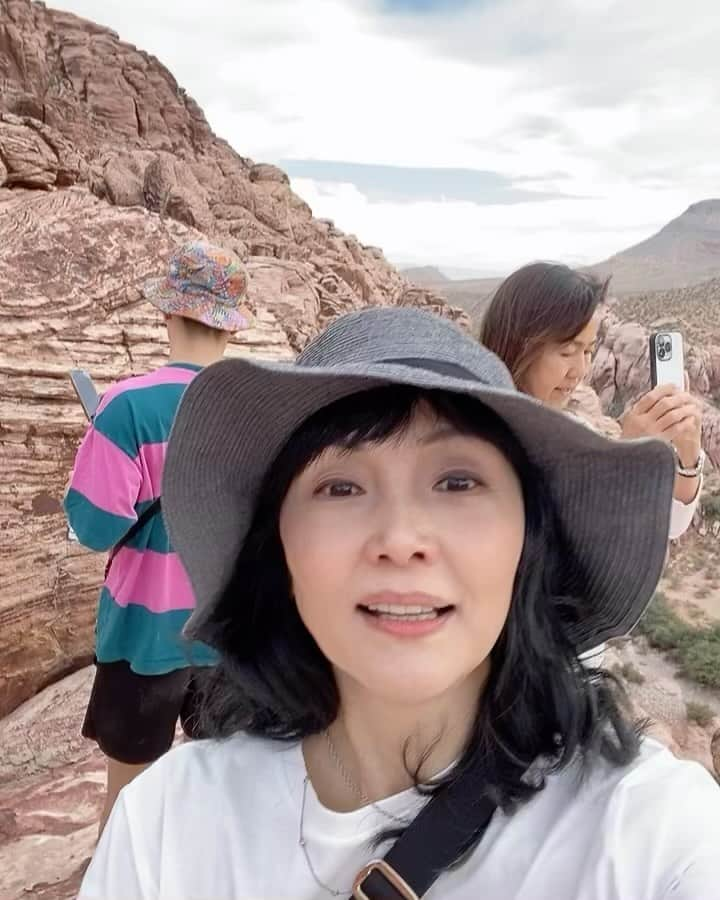 南果歩のインスタグラム：「#redrockcanyon  Last day in Vegas🇺🇸 We went to Red Rcck Canyon‼️ We could go there just 40minutes by a car from the hotel‼️ A huge nature🇺🇸🇺🇸🇺🇸 I was touched very much❤️❤️❤️ This is America🇺🇸🇺🇸🇺🇸  #lasvegas #ラスベガス #nationalpark  #canyon  #アメリカ #america  #南果歩 #kahominami #japaneseactor   2泊3日のベガスの旅🇺🇸 短かったけれど素晴らしいショーを見て、大自然に触れて、濃厚で充実した旅になりました‼️ ありがとう❤️アイちゃん‼️ショー見られて幸せ🇺🇸 @ig_aijirotanaka  エリちゃん❤️ロスでもお世話になりました‼️重永ファミリーは私のロスの家族です😊 ベガちゃん❤️ベガス案内ありがとう‼️ おかげ様でまた訪れたい街になりました🇺🇸  ベガちゃんを紹介してくれたしーちゃんにも本当に感謝です❤️❤️❤️ @shinobutei   友達がいなければ、こんなに楽しい旅にはならなかった。 みんなありがとう❤️❤️❤️ 大好きです😊😊😊」