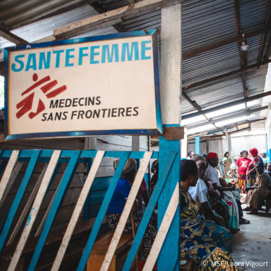 国境なき医師団さんのインスタグラム写真 - (国境なき医師団Instagram)「いまだ紛争が続くコンゴ民主共和国。戦闘の舞台の一つとなっているのが東部の北キブ州です。  今年に入ってから、国境なき医師団（MSF）が活動する同州の2つの地区において、毎月平均800人の子どもが重度の急性栄養失調で入院しています。その数は前年に比べて2倍。子ども全体の栄養状態が急激に悪化しています。  その主な原因は、戦闘行為の急増です。止むことのない暴力が、地域社会や人びとの経済状況に直接的な影響を及ぼしています。  MSFは現地で対応を続けるとともに、栄養失調の防止に向け持続可能な活動体制を確立していくよう、北キブ州で活動する他の人道団体に呼びかけています。  写真📷 1枚目▶️栄養失調のわが子を抱える母親 2枚目▶️栄養失調の息子を抱える母親のミシュリーヌさん 3枚目▶️重度の栄養失調で入院した娘の隣に座るマンデラさん 4枚目▶️MSFがコンゴ保健省と提携して支援している診療所  👇詳しい記事はプロフィールのリンクからウェブサイトへ @msf_japan  #国境なき医師団 #MSF #医療援助 #人道援助 #コンゴ #コンゴ民主共和国 #栄養失調」11月15日 17時30分 - msf_japan