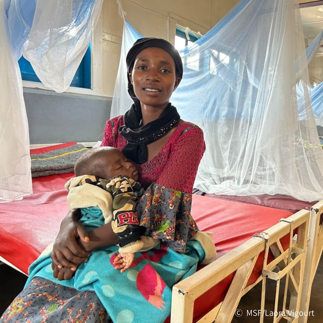 国境なき医師団さんのインスタグラム写真 - (国境なき医師団Instagram)「いまだ紛争が続くコンゴ民主共和国。戦闘の舞台の一つとなっているのが東部の北キブ州です。  今年に入ってから、国境なき医師団（MSF）が活動する同州の2つの地区において、毎月平均800人の子どもが重度の急性栄養失調で入院しています。その数は前年に比べて2倍。子ども全体の栄養状態が急激に悪化しています。  その主な原因は、戦闘行為の急増です。止むことのない暴力が、地域社会や人びとの経済状況に直接的な影響を及ぼしています。  MSFは現地で対応を続けるとともに、栄養失調の防止に向け持続可能な活動体制を確立していくよう、北キブ州で活動する他の人道団体に呼びかけています。  写真📷 1枚目▶️栄養失調のわが子を抱える母親 2枚目▶️栄養失調の息子を抱える母親のミシュリーヌさん 3枚目▶️重度の栄養失調で入院した娘の隣に座るマンデラさん 4枚目▶️MSFがコンゴ保健省と提携して支援している診療所  👇詳しい記事はプロフィールのリンクからウェブサイトへ @msf_japan  #国境なき医師団 #MSF #医療援助 #人道援助 #コンゴ #コンゴ民主共和国 #栄養失調」11月15日 17時30分 - msf_japan