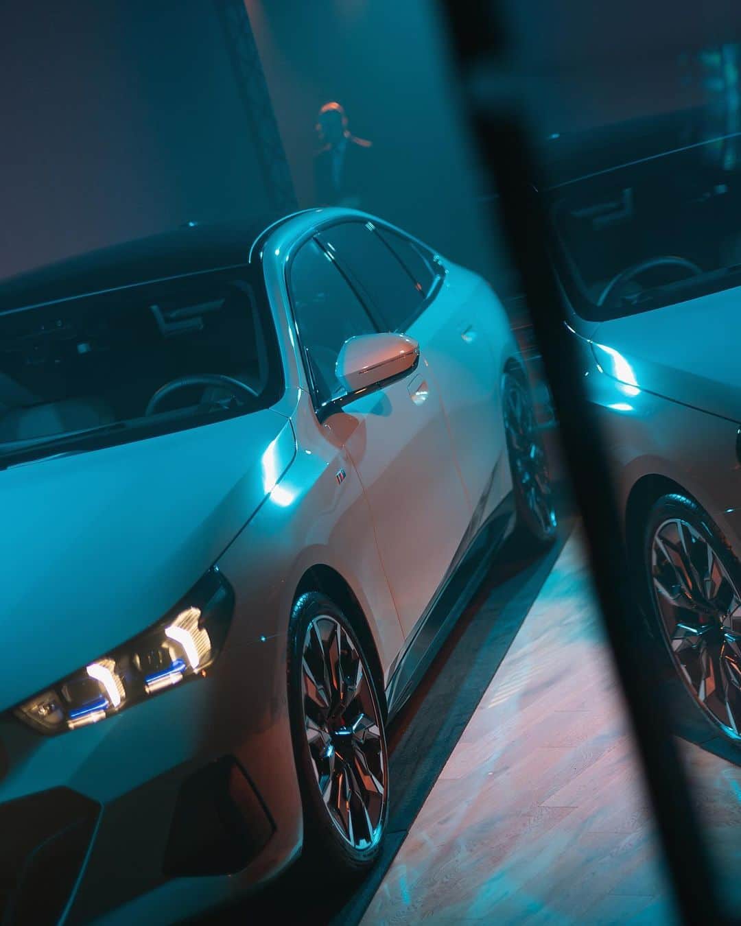 BMWのインスタグラム：「Mirror, Mirror on the wall, … 🪞 The BMW i5 eDrive40 Sedan. __ BMW i5 eDrive40 Sedan: Combined power consumption: 19.7–15.9 kWh/100 km. Combined CO2 emissions: 0 g/km. Electric range: 472–582 kilometers. All data according to WLTP.  Further info: www.bmw.com/disclaimer」