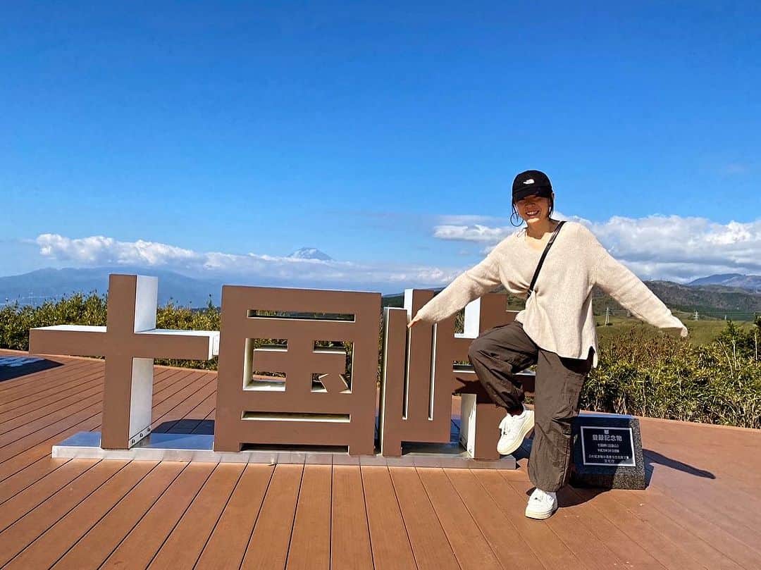 津久井智子さんのインスタグラム写真 - (津久井智子Instagram)「近所で深呼吸した！  家からすぐだけど、てっぺんまで来たのは久しぶりです。 高いところに来て山と海を眺めると、都会の疲れが吹っ飛びます。 ここは360℃だから最高です。  富士山も一気に白くなったよ。  #十国峠  #なぜ命」11月15日 17時13分 - tomokotsukui