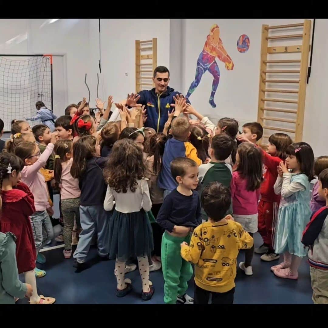 マリアン・ドラグレスクさんのインスタグラム写真 - (マリアン・ドラグレスクInstagram)「Super atmosferă la @scoala_gimnaziala_kids_palace 🤸‍♂️🥰 #sports #gymnastics #kids」11月15日 17時14分 - mariandragulescu