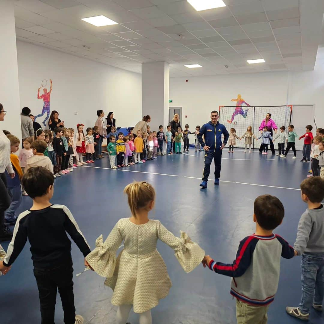 マリアン・ドラグレスクさんのインスタグラム写真 - (マリアン・ドラグレスクInstagram)「Super atmosferă la @scoala_gimnaziala_kids_palace 🤸‍♂️🥰 #sports #gymnastics #kids」11月15日 17時14分 - mariandragulescu