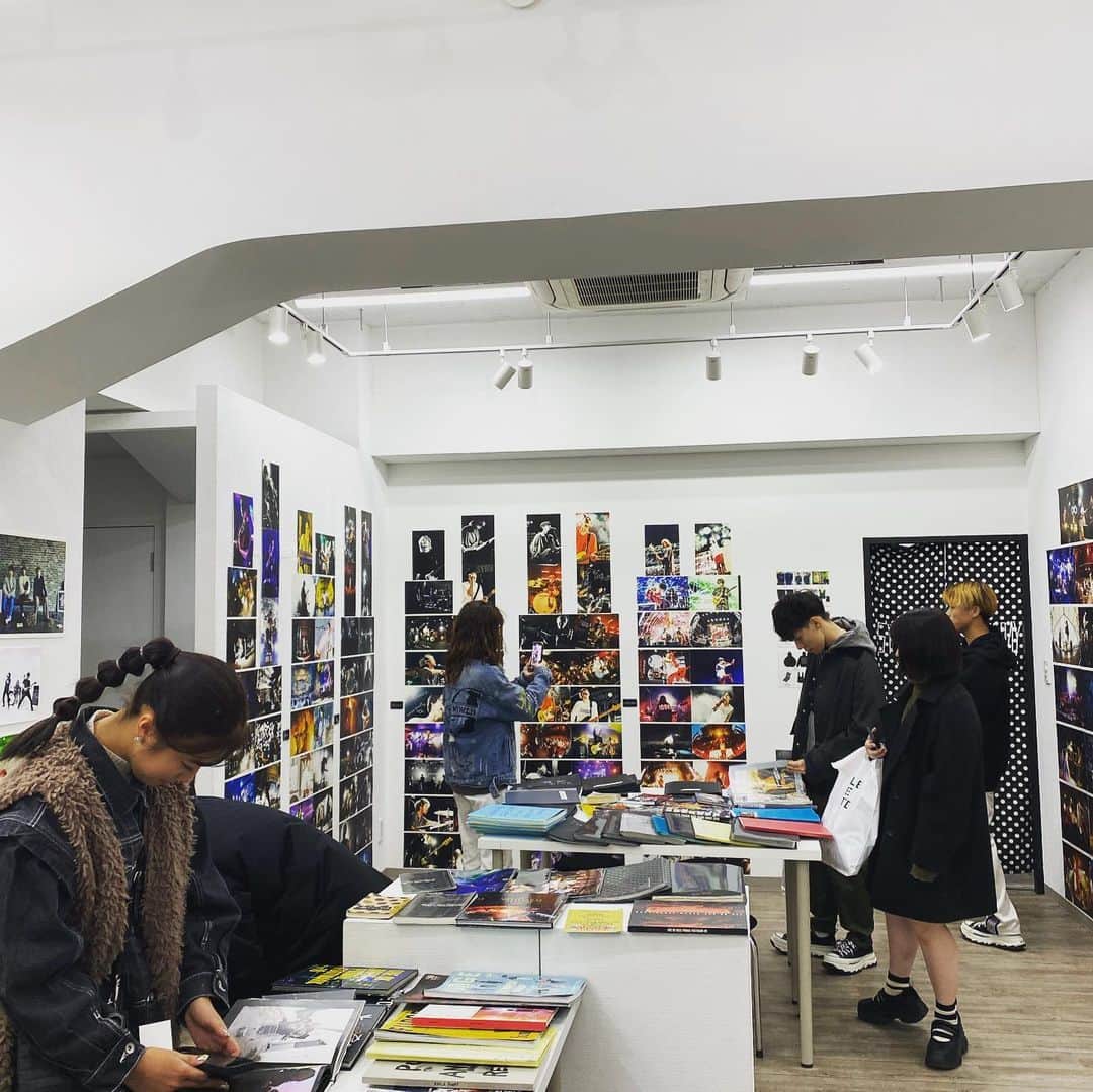 橋本塁さんのインスタグラム写真 - (橋本塁Instagram)「【渋谷サウシュー写真展 &STINGRAY2日目！】 22時まで渋谷ルデコ(渋谷区渋谷3-16-3高桑ビル地下一階)にて今年最後のサウシュー写真展&STINGRAYショップスタート！是非学校や仕事終わりや買い物がてらやライブの前に是非！STINGRAYの新作も発売中！ #渋谷　#STINGRAY #サウシュー」11月15日 17時15分 - ruihashimoto