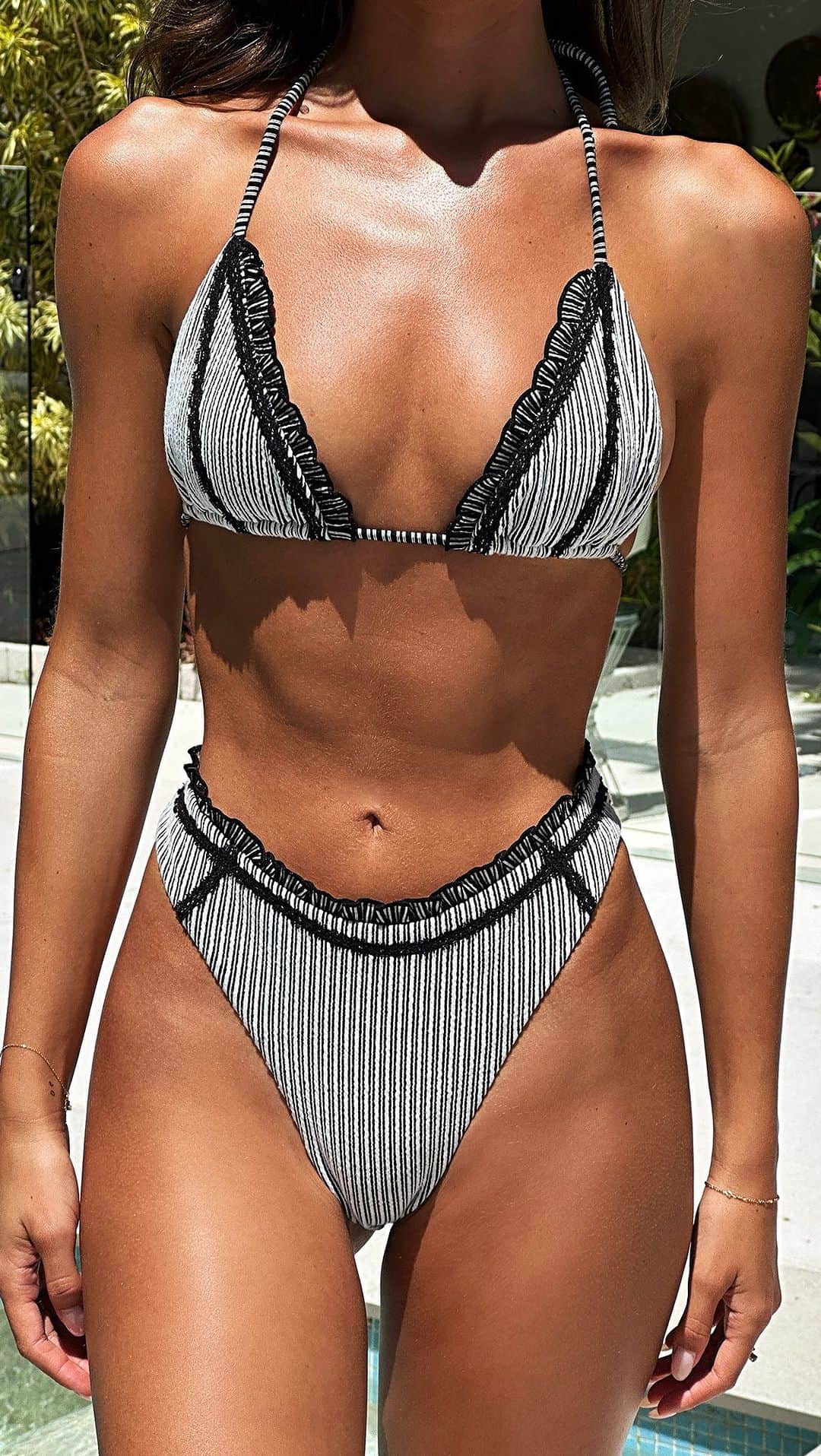 tiger Mistのインスタグラム：「It’s getting hot in here. 🌶  Tap to shop 40% OFF TM swim!」