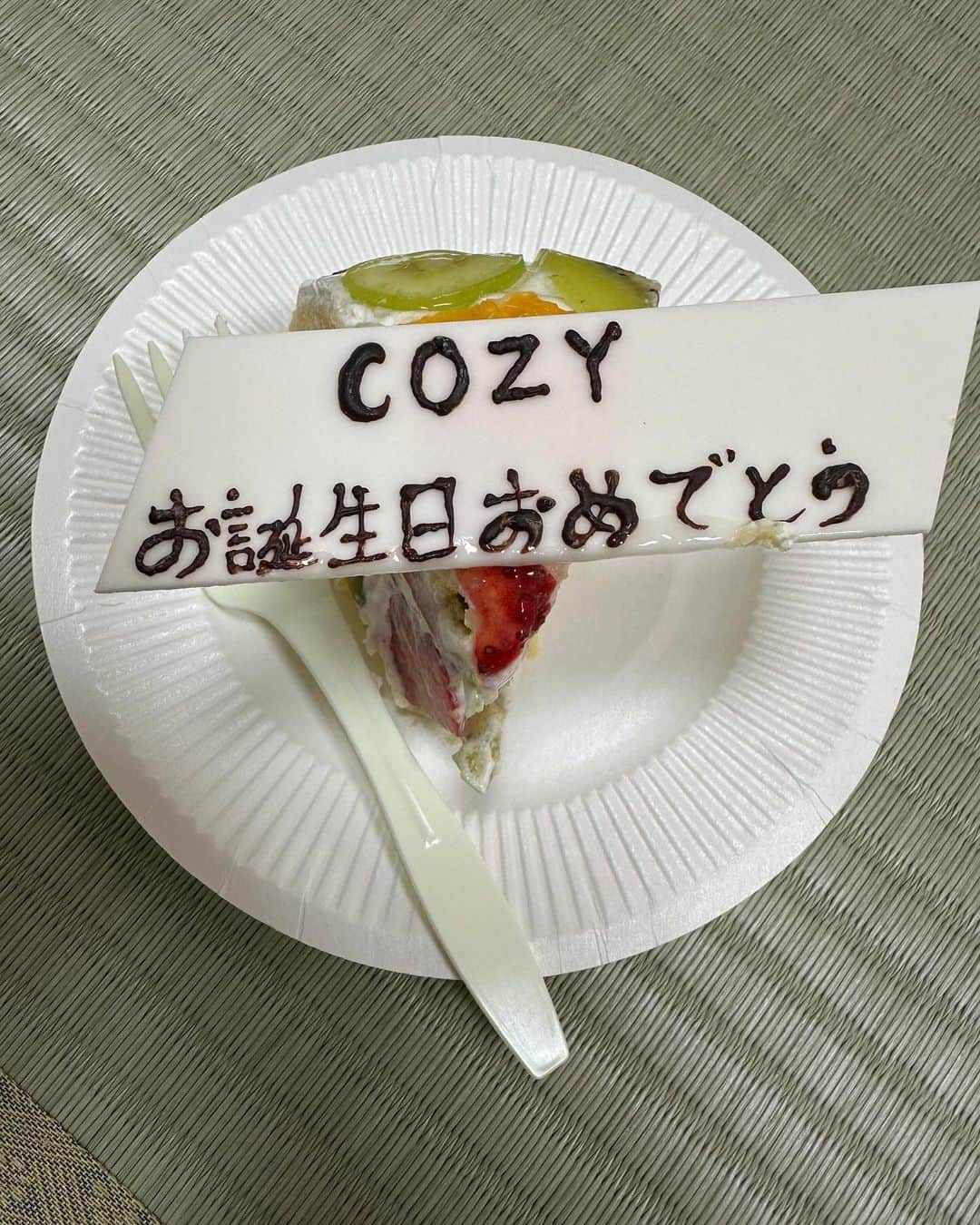 小島よしおのインスタグラム：「誕生日お祝いしてもらいました🤩 でもケーキと 2人で撮った写真もらうの忘れてた😱 下手こいたー🤣　 萩原利久のwkwk はぎわランド😍  これもしかしてHAGYの手書きなのかな🥹 柴又ロケでお腹いっぱい‼️」