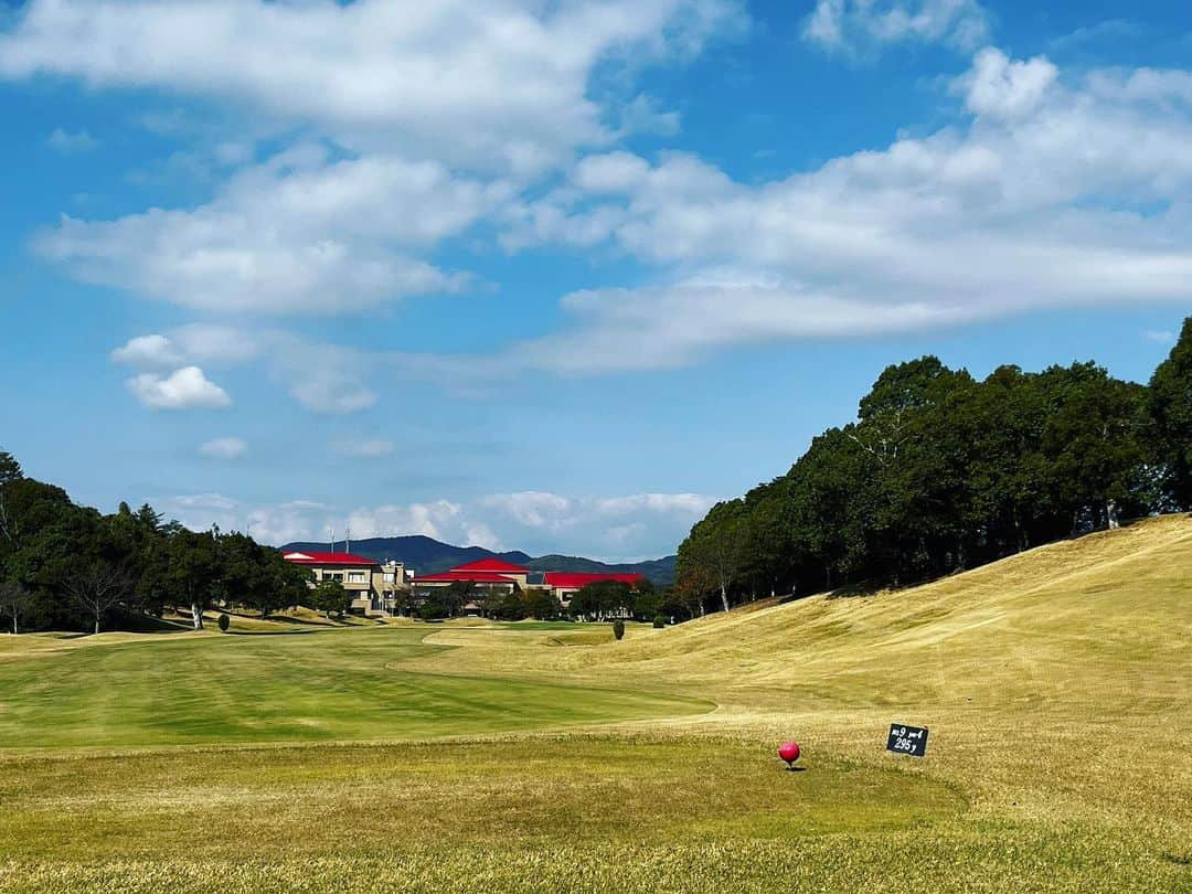 TOGGYのインスタグラム：「アネシス福岡ゴルフコンペ⛳️ @八女上陽ゴルフ倶楽部  キャディーさんスタッフさんがLOVE FM「TOGGYのSTART UP TODAY!」を聴いてくださってるという事で♡  珍しくゴルフ場で色紙にサインを求められました☀️  結果、OB3発の90叩きw グリーンが早かったー！ 39パットは今シーズンワースト  ニアピン賞はゲット🎖️」