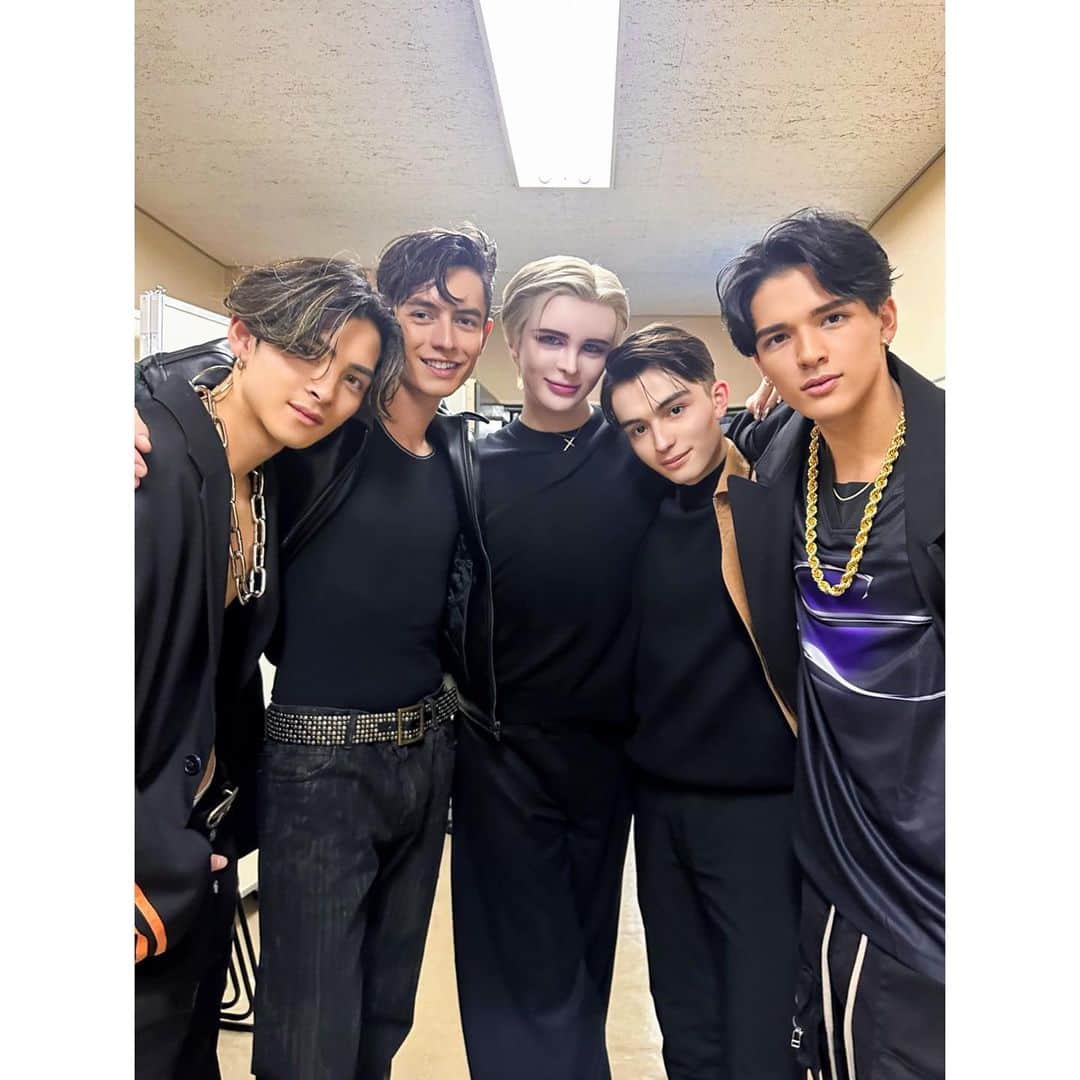 Matt（マット）さんのインスタグラム写真 - (Matt（マット）Instagram)「・ SHIMA Evolution💗💗💗 @shima_official_account  息子達の授業参観日❤︎ プライベートでしか会ったことないから ちゃんとモデルしてて可愛かった😆 僕がサプライズで出演した 前回のBarbieのときとはまた違うテーマで 素晴らしいヘアーショーでした💓 ゆーやちゃんお疲れ様ね🥹👏🏻✨ @yuyanara」11月15日 17時17分 - mattkuwata_official2018