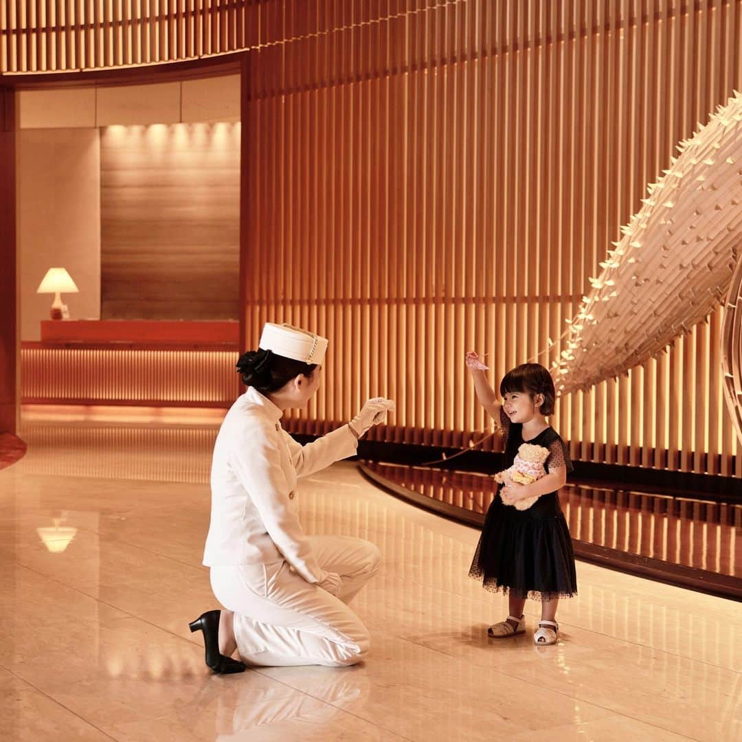 The Peninsula Tokyo/ザ・ペニンシュラ東京のインスタグラム：「今日は「七五三」ですね。👦👶お子様の健やかな成長を、ザ・ペニンシュラ東京からもお祝いいたします！  Happy Shichi-Go-San Day! Today is a traditional Japanese day when families come together to celebrate the happiness, prosperity, and healthy growth of children aged three, five, and seven years.😊」