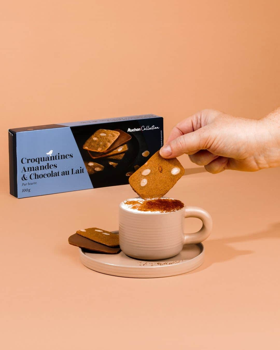 auchan_franceさんのインスタグラム写真 - (auchan_franceInstagram)「Régalez-vous avec nos biscuits Auchan Collection 🍪  Ils se dégustent avec gourmandise, trempés dans un bon chocolat chaud… et surtout devant un film de Noël ! ☕️🎄  💬 Quel est votre film 100% réconfort pour attendre Noël ?」11月15日 17時33分 - auchan_france