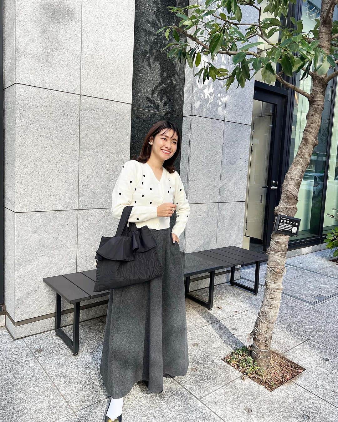 吉田奈央のインスタグラム：「♡づくしな日🫶  カーディガンのハートがお気に入りで お友だちとのランチに来ていきました♥️  @dais_y.official ので @nairo0508 × @caho146cm さんセレクトのもの。  丈が短めなのも可愛いし、 ワンポイントで主役になれるお洋服だよ✨  今日21時からネットで販売みたいです！  ランチのお料理も美味しくて 写真も久しぶりに撮ったけど日に日に苦手(正解がわからん)  最後ちょづいて♡型作ってみた🤣🤣  #きれいめコーデ#大人かわいいコーデ #モノトーンコーデ  #30代ママコーデ」