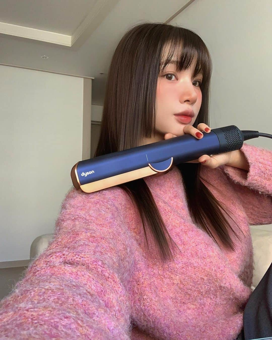 ディニさんのインスタグラム写真 - (ディニInstagram)「#광고 #Dyson 얼마 전 론칭행사장에서 미리 만나보고 반해버린 다이슨 최초 웻앤드라이 스트레이트너를 다시 집에서 실사용해보니 더 유용한 아이템이라 얘기해보려구요..💈💫  긴머리이시거나 손상모이시면 더욱 공감 할 머리 말리는 시간... 저도 평소 머리 말리는데만 30분 이상을 소요하는데, 특히 촬영있는 날 아침엔 에어스트레이트 스트레이트너 사용하니 따로 드라이하지 않아도되서 스타일링 루틴이 한결 편해졌어요.. 🧚🏼   젖은 머리인 상태에서도 과도한 열손상없이 모든걸 한번에 해결할수있다는게 가장 큰 포인트- 🗝️ 다들 다이슨과 함께 시간 절약 + 머릿결 보호해주자구요..! 😉  @dyson_kr @dysonhair #다이슨 #다이슨에어스트레이트스트레이트너 #다이슨신제품 #다이슨헤어케어」11月15日 17時34分 - keemdani