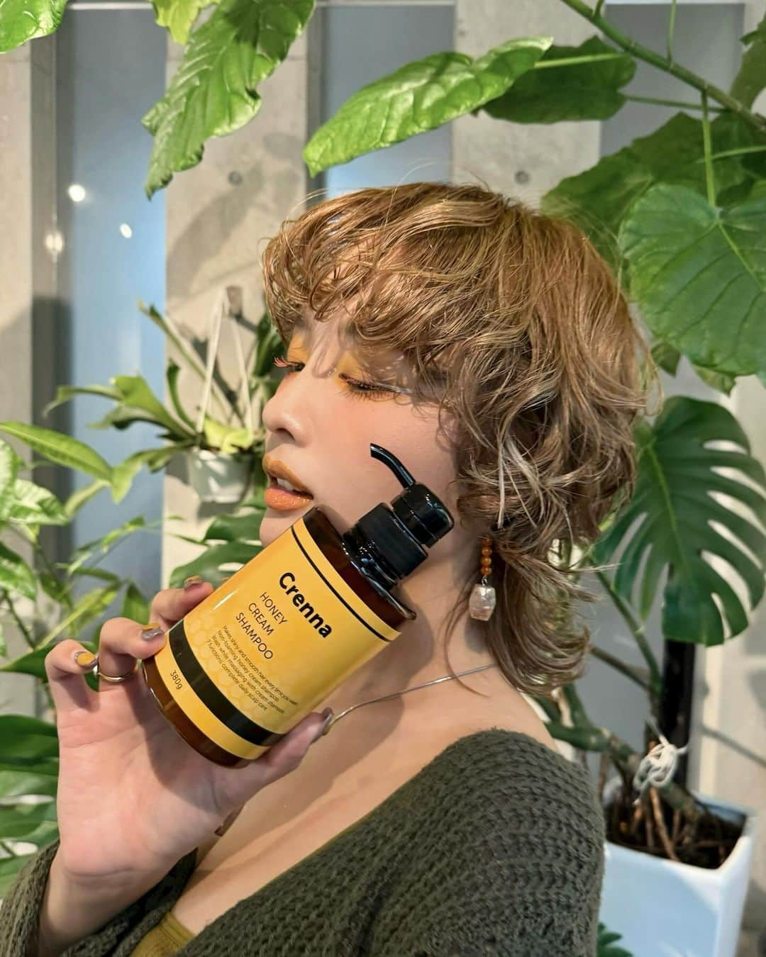 RiRiのインスタグラム：「Crenna 【 HONEY CREAM SHAMPOO 】 渋谷のドン・キホーテで購入🐝🎶  皆さん、クリームシャンプーって、ご存じですか🌱？  従来の様に泡立つシャンプーではなく、 メイクのクレンジングの様に、 頭皮の汚れをマッサージしながらクリームに溶け込まして落とし、 なおかつ必要以上の頭皮の油を奪わない 保湿をしてくれるクリームシャンプー🍯✨  自然由来成分95%以上配合で、 ハチミツの美容成分で潤いを閉じ込めてくれるのだそうです🌏🌿  カラーした乾燥毛のりーの髪の毛は、 クリームシャンプー後に、 トリートメントをしていますが、 カラーしていない方など、 1本で完結してくれるので、とても便利だなと感じました🤍  ☑︎シャンプー ☑︎トリートメント ☑︎コンディショナー ☑︎頭皮ケア ☑︎ヘアパック とクリームシャンプー1本で、 オールインワンケアが可能🧚🏻‍♂️🎶  尚且つ、ドライヤーの熱から髪を守ってくれる効果もあり、 使えば使うほど、髪の毛が元気に🫶✨  香りもハニーフローラルの優しい香りで、 ほっこり癒され☺️🌱  渋谷のドン・キホーテに置かれていて、 珍しいクリームシャンプー 是非チェックしてみてください🤍  #crenna #honeycreamshampoo #creamshampoo #PR」