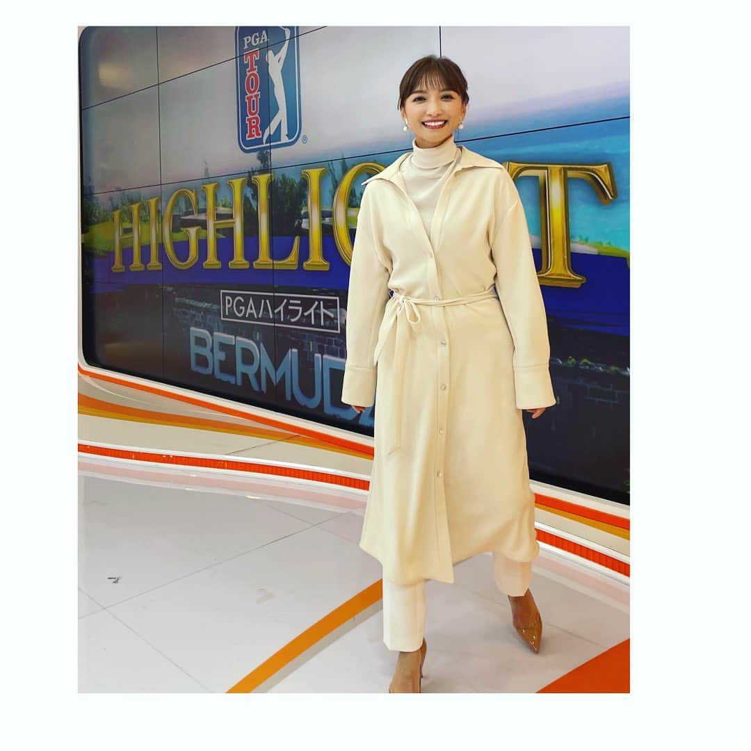 望月理恵さんのインスタグラム写真 - (望月理恵Instagram)「BSジャパネクスト 「PGAハイライト」  PGAフェデックスカップフォール もいよいよ終盤。 シード権をかける闘い、、 観てるほうもハラハラドキドキです。  でもスーパープレイは楽しいです❣️ そして番組では佐渡充高さんの 知識が豊富で勉強になります。 あまり引き出せなくてもどかしいですが💦  衣装 全身白❣️ 冬の白、好きです。 中途半端な写真ですが、躍動感あるので これにしました☺️  ワンピース @vince ニット.パンツ @theory_luxe_official イヤリング @abiste_official」11月15日 17時26分 - mochiee28