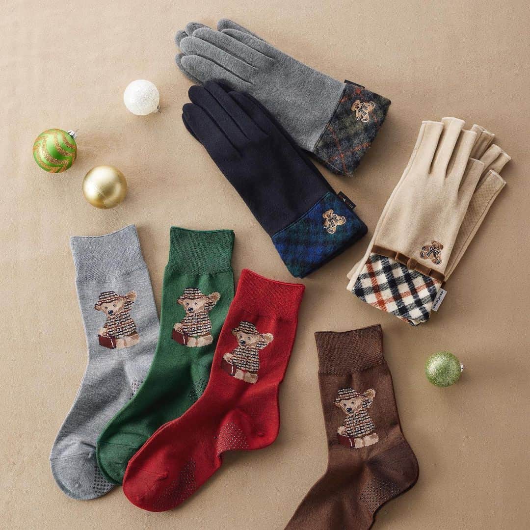 DAKS Japan（ダックス）のインスタグラム：「ギフトにぴったりな靴下や手袋が続々と入荷✨  ワンポイントはいったテディベアが可愛らしいデザインとなっております🧸  普段お世話になっている家族やご友人へのプレゼントにもぴったり！  この機会に是非DAKS公式オンラインショップをご覧ください  #daks  #ダックス  #ギフト #靴下 #手袋  #クリスマスギフト」