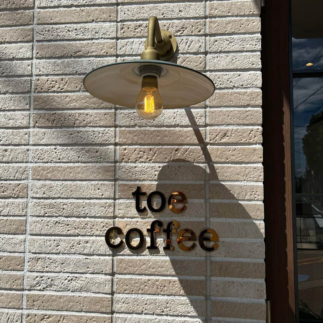 Aiさんのインスタグラム写真 - (AiInstagram)「.  𖠿toe coffee𖠿 ⁡ 等々力の住宅地にあるベイクカフェ𖠚ᐝ ⁡ 毎月10日はtoeの日とのことで 3種のチーズケーキが少しづつ楽しめる スペシャルメニューをいただきました♩ ⁡ ✿ベイクドチーズケーキ ✿ニューヨークチーズケーキ ✿レアチーズケーキ ⁡ ベイクドのしっとりふんわり感 NYのどっしり濃厚な味わい レアのさっぱり軽やかな食感 特徴の違うチーズケーキを 一皿で楽しめて最高なワンプレートでした✧* ⁡ 今回いいタイミングに訪問できて良かった〜♡ 前回からのお気に入りメニューはお持ち帰り𓌈˒˒ ⁡ 𓂃𓈒𓏸 menu 𓂃𓈒𓏸 ■ショーtoeブレッドうさぎ／300円 ■ラテ／600円 ■Today's sweets／950円 ■レモンケーキ／540円 ■ヴィクトリアスポンジ／570円 ■スコーン／350円 ⁡ ˳◌* ┈ ┈ ┈ ┈ ┈ ┈ ┈ *◌˳ ⁡ toe coffee （トーコーヒー） @toecoffee_208  住所：東京都世田谷区中町2-9-5 ⁡ ˳◌* ┈ ┈ ┈ ┈ ┈ ┈ ┈ *◌˳ ⁡ ⁡ #世田谷カフェ #世田谷グルメ #等々力カフェ #等々力グルメ #チーズケーキ部 #チーズケーキ #ヴィクトリアケーキ #スコーン #焼き菓子 #焼き菓子店 #キャロットケーキ #カフェ巡り #カフェスタグラム #カフェ #東京グルメ #東京カフェ #teatime #tokyocafe #cafestagram #cafehopping #cafelatte #toecoffee」11月15日 17時26分 - ai_mahalo