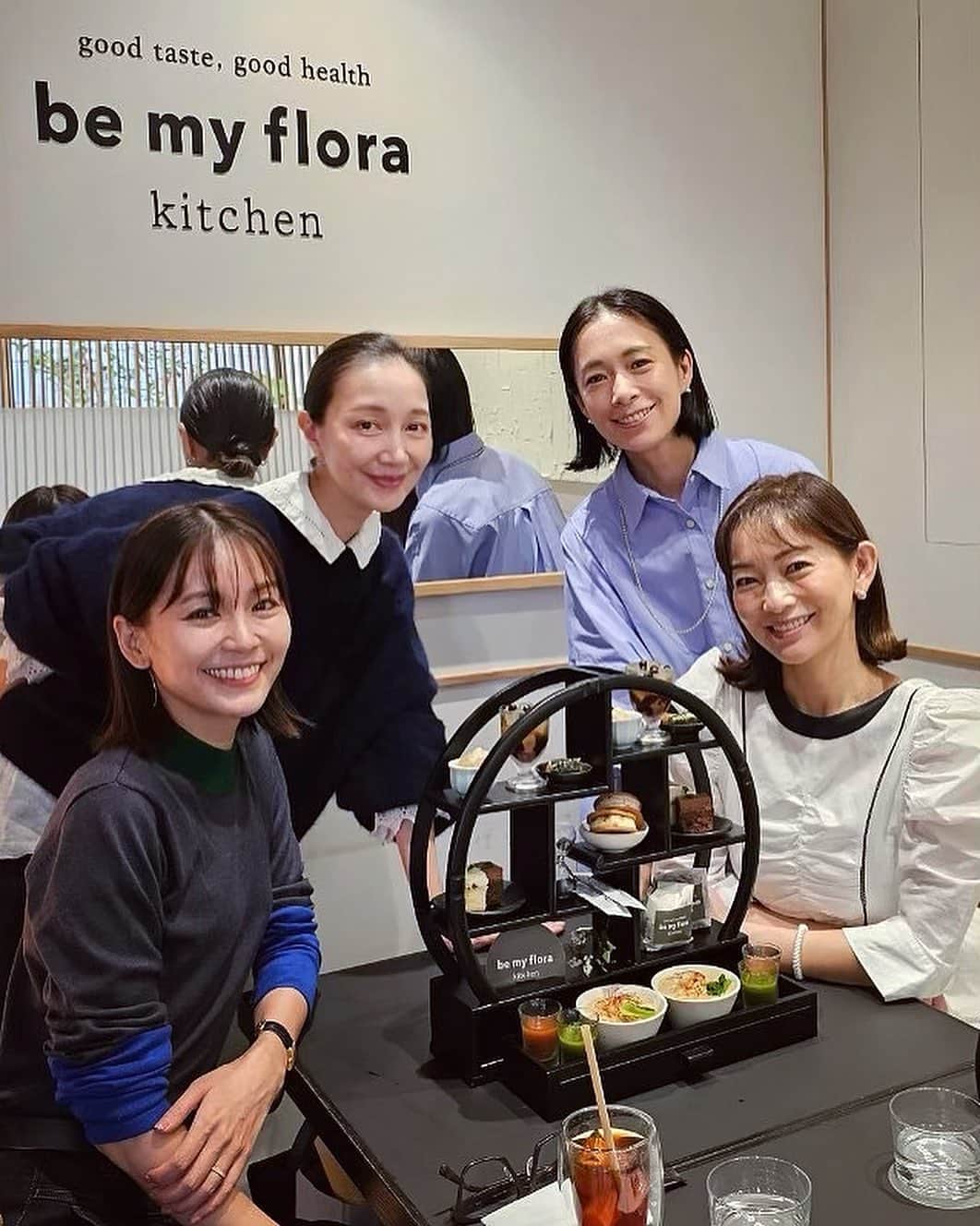 愛可のインスタグラム：「・ いつものメンバーで表参道のbe my flora kitchen のアフタヌーンティーへ　@bemyflora_kitchen   白砂糖、グルテンフリー、もちろん添加物もフリー。 なんとなく目をつむっていた外食のそこの部分を全く気にせずに思い切り楽しめるって本当に嬉しいし、何より安心です。  その上、何から何まで全てが美味しい✨ 色んなものを少しずついただけるのも、とても贅沢で 写真の豪華な器にも盛り上がり、みんなであれこれ食レポしながらの楽しい時間でした☺️  中でも豆乳とヴィーガンミートを使った担々麺は驚きの美味しさで、通常のメニューにもあるそうなので、次回はこれ目当てにランチしたい位。 おむすびのお米まで美味しくて感動ものでした。  塩っぱい味のあとはお楽しみのデザートです！  和のスイーツ二品に、チーズやチョコレートのケーキまで。 美味しいお茶と共に楽しみました。  これはまた絶対に行きたい！おすすめです。  @bemyflora  #ビーマイフローラ」