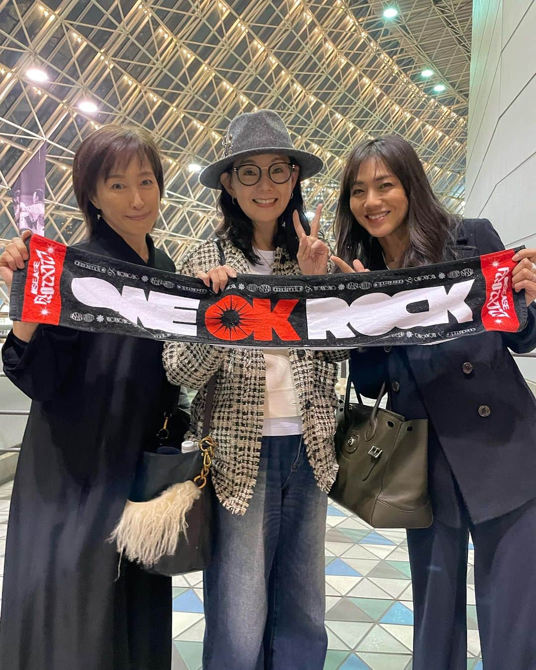 とよた真帆のインスタグラム：「ワンオクロックとマイファーストストーリーの対バンライブ！  東京ドームにて @reico.official  #高島礼子 ちゃんと  @maenorichang  #前田典子 ちゃんと  @suzuki.chihiro0514  #鈴木千裕 さんと  ワンオクとマイファスの兄弟愛、家族愛に溢れるライブで、、感激して心があったかくなりましたよ〜🥲❤️  凄いご家族だな。  #東京ドーム  #ワンオクロック  #マイファーストストーリー  #ライブ」