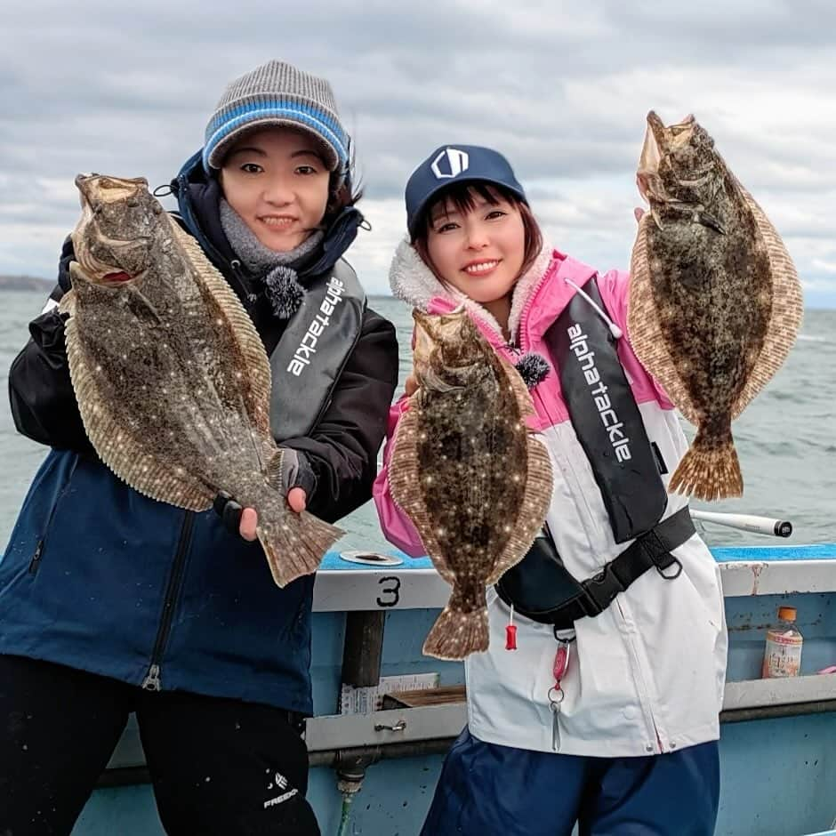 井上直美のインスタグラム：「今日は飯岡の優光丸さんでヒラメ釣り♡ ヒラメ釣りは基本的な事はわかるものの釣果に差が出るしやっぱり上手い人はよく釣りますよね〜。 って事で今回はヒラメ釣りも上手なイリーナ先生にステップアップするためのあれこれ教えてもらいましたよ♪ 近々アルファタックル動画にアップされますのでお楽しみに(^^)  🐟タックルデータ🐟 ロッド♡アルファタックル MPG 21シブキ F220 リール♡テイルウォーク セイレンス100HG-PH/L ライン♡1.5号 仕掛け♡ハヤブサ オモリ♡40〜60号  　#PR  #アルファタックル　#ライトヒラメ  #ヒラメ釣り　#優光丸  #21シブキ　　#MPG」