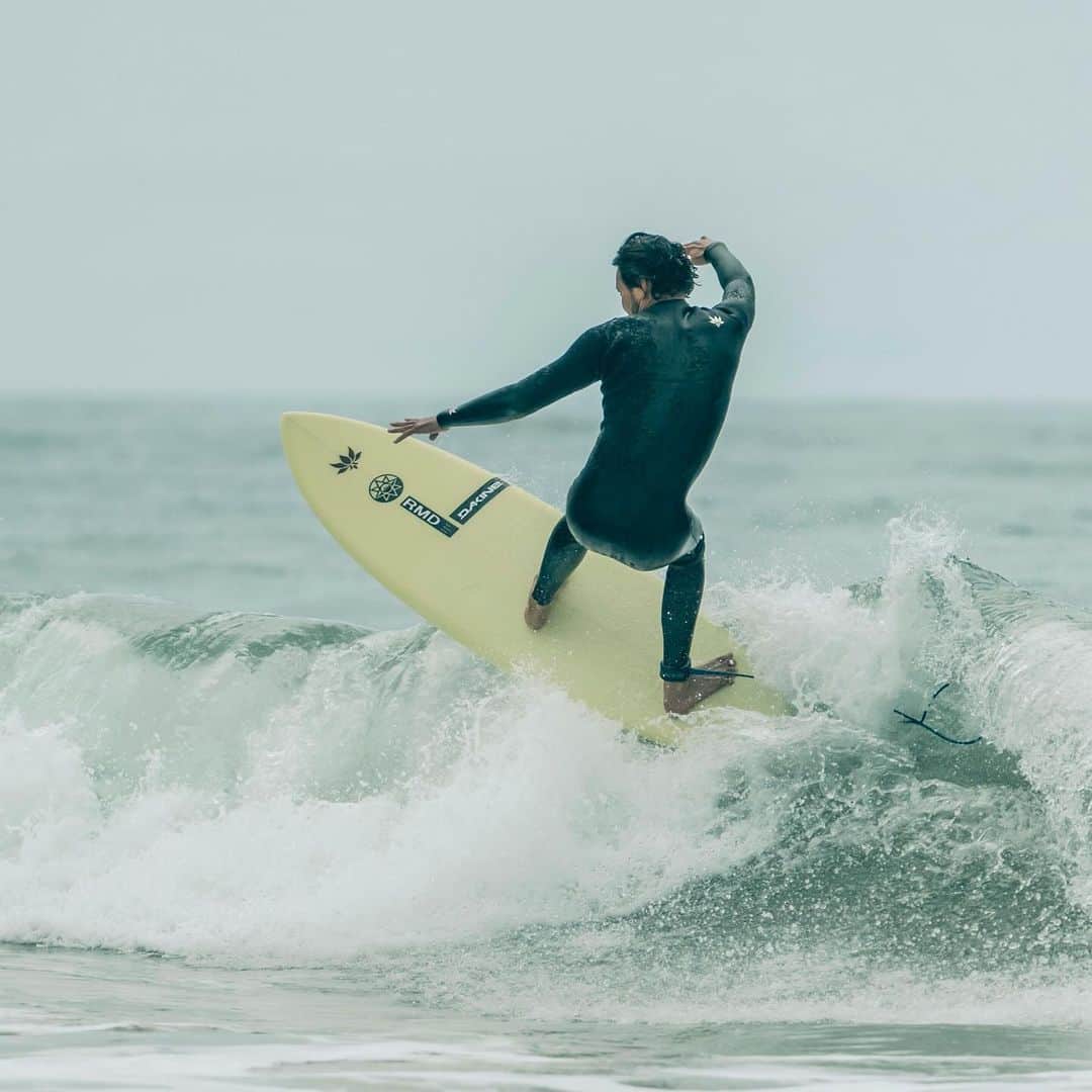 三浦理志のインスタグラム：「8月7日の早朝、波に巻かれ時に左肘を剥離骨折。 あれから3ヶ月と8日.....。 本日サーフィン復活です！ 長かった〜。 やっぱサーフィン最高だ！ #surf #surfing  #2枚目の写真は骨折した次の日に撮影現場にて」