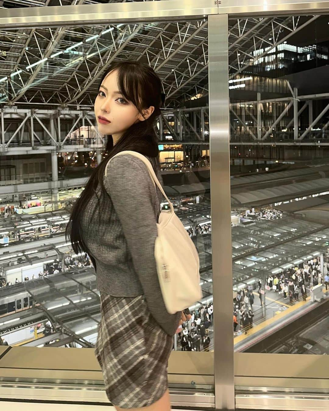 葉月ひまりさんのインスタグラム写真 - (葉月ひまりInstagram)「寒くなってきて秋冬服が着れるようになって嬉しい…σ̴̶̷̤ . σ̴̶̷̤ ♡ この季節のお洋服が1番女の子らしくて大好き🤍🎀𓈒𓏸︎︎︎︎  今回はSHEINで全身コーデ組んでみたの(՞ ⸝⸝⸝⸝՞) 紅葉・イルミネーションデートにもぴったりだと思う💭 他にもYouTubeでお洋服・雑貨含め30点 ご紹介しているので、是非チェックしてみてください♡  今までに挑戦したことのないお洋服などもあって 新しい自分に出会えて楽しかった⋆⸜🌷⸝‍⋆  試すたび、好きが見つかる。届くたび、好きが増えてく。  30万点以上の注目アイテムが大幅値下げ！  ୨୧┈┈┈┈┈┈┈┈┈┈┈┈┈┈┈┈┈┈୨୧  ♡coupon code♡  【BFJP331】  （クーポンを利用:お買い上げ金額1～5,999円まではセール価格より15%OFF、6,000円以上は20%OFFが適用‎🤍） 利用期限：公開日〜12月末日  【 着用アイテム① 】 [ トップス ]19123601／S [ スカート ] 11930895／S  【 着用アイテム② 】 [ アウター ] 11492354／M [ トップス ] 21003586／M [ デニム ] 11187915／S  ※海外からの個人輸入品はサイトの注意事項をよく読んでね⑅⃛  \@shein_japan  #PR #SHEIN #SHEIN1111sale #SHEINGoodFinds #SHEINforAll #loveshein #saveinstyle #DazyHyunA」11月15日 19時00分 - _00_h.m