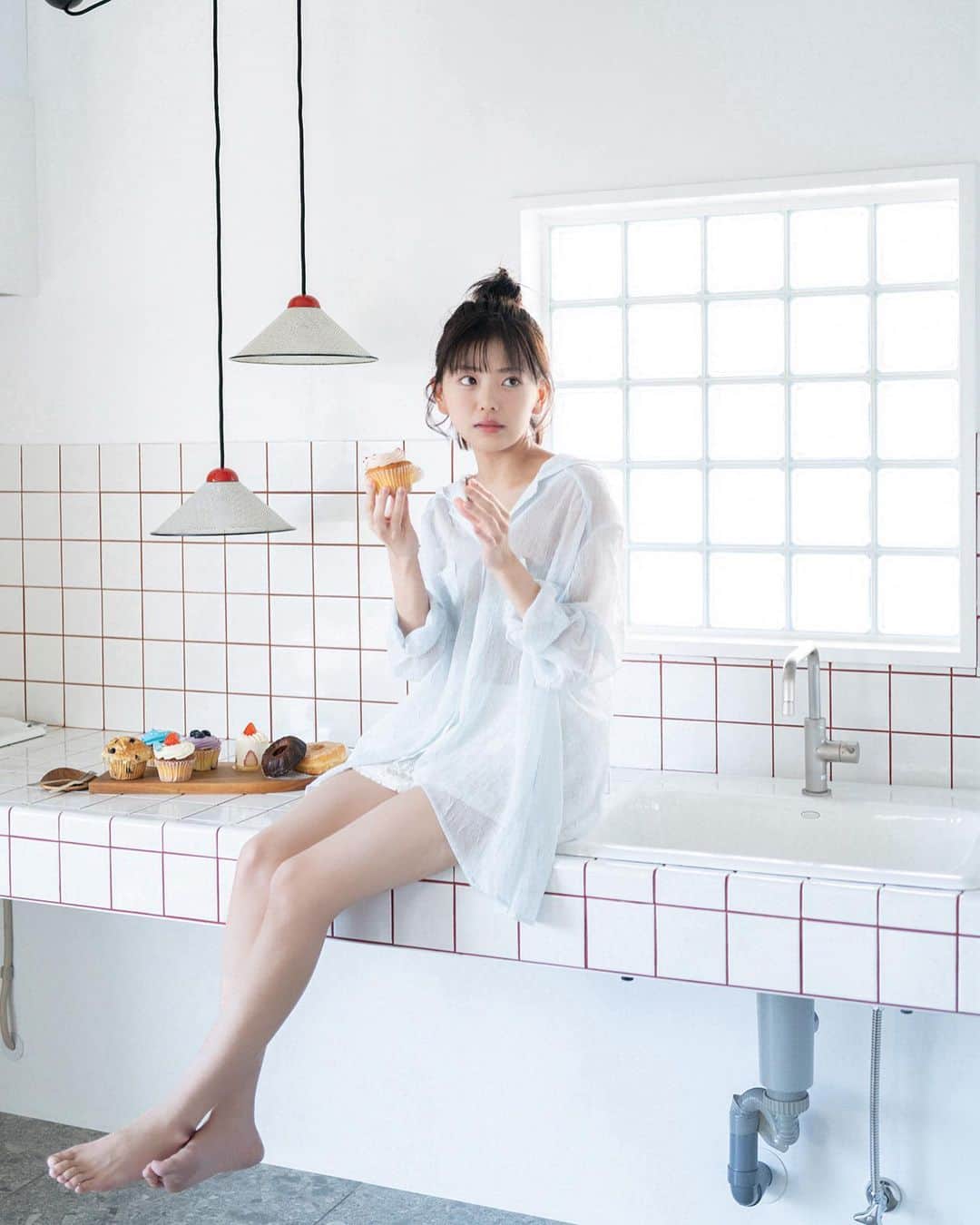 大熊杏優さんのインスタグラム写真 - (大熊杏優Instagram)「本日発売の、双葉社「EX大衆」2023年12月号に掲載していただいてます！可愛いスイーツに囲まれての撮影ですごく楽しかった✨ お気に入りのカットたくさんなのでぜひゲットしてね♡ カメラマン：藤本和典さん スタイリスト：菅晴子さん ヘアメイク：新井祐美子さん」11月15日 17時31分 - ayuokuma