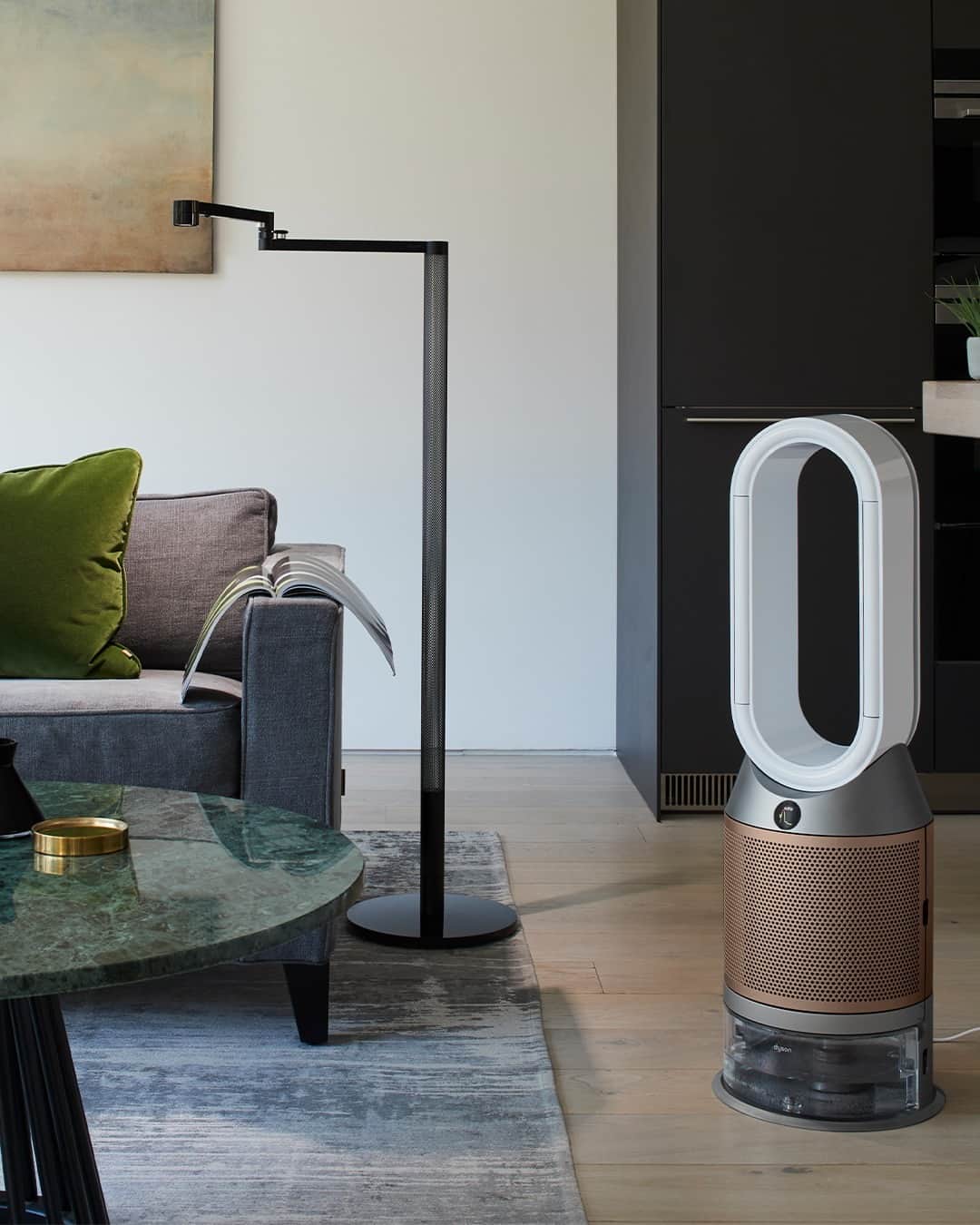 Dysonのインスタグラム：「Home humidity.  Scientifically proven to help keep skin hydrated and protect the moisture balance in your skin, Dyson purifier humidifiers are engineered to add moisture to the air in dry conditions.  So you can enjoy cosy winter evenings in the comfort of your own home – with a touch of Dyson lighting to help set the mood.  Discover more using the link in bio.」