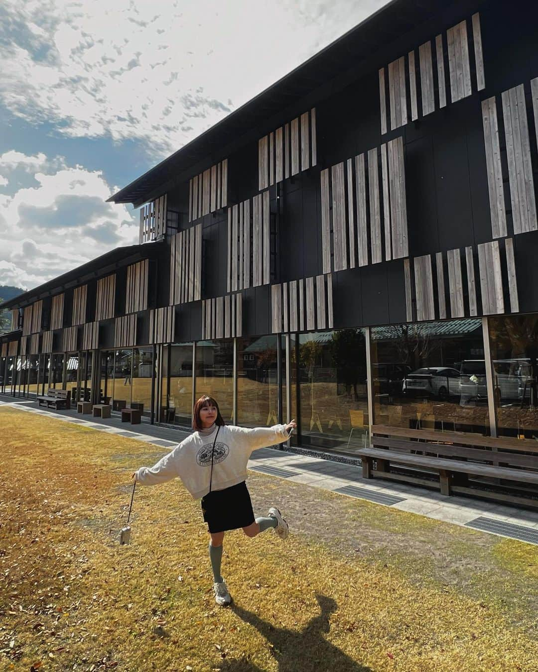 坂口有望さんのインスタグラム写真 - (坂口有望Instagram)「🍂☁️📚  高知県の雲の上の図書館。全県ツアーが決まるまで、きっとなかなか行けないんだろうなと思っていたけど、無事、高知公演のあと、わがまま言って寄り道してもらった！  セレクトが素晴らしいのはもちろん、日当たりのいいこの場所は、本たちもどこか生き生きしてるように思えた、次は一日中ここでゆっくり過ごしたいな〜🐿  だいすきな秋はすごい早さで終わってしまったけど、そこも秋の魅力的なところです、廊下ですれ違う憧れの先輩みたいなね(?)」11月15日 17時32分 - ami_sakagt