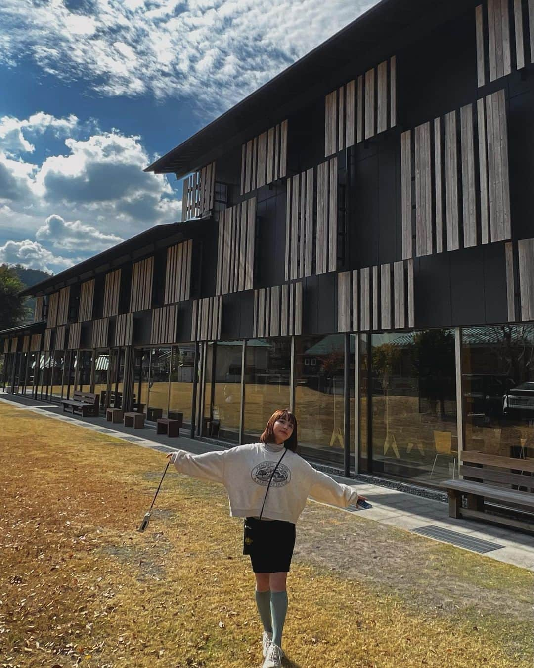 坂口有望さんのインスタグラム写真 - (坂口有望Instagram)「🍂☁️📚  高知県の雲の上の図書館。全県ツアーが決まるまで、きっとなかなか行けないんだろうなと思っていたけど、無事、高知公演のあと、わがまま言って寄り道してもらった！  セレクトが素晴らしいのはもちろん、日当たりのいいこの場所は、本たちもどこか生き生きしてるように思えた、次は一日中ここでゆっくり過ごしたいな〜🐿  だいすきな秋はすごい早さで終わってしまったけど、そこも秋の魅力的なところです、廊下ですれ違う憧れの先輩みたいなね(?)」11月15日 17時32分 - ami_sakagt