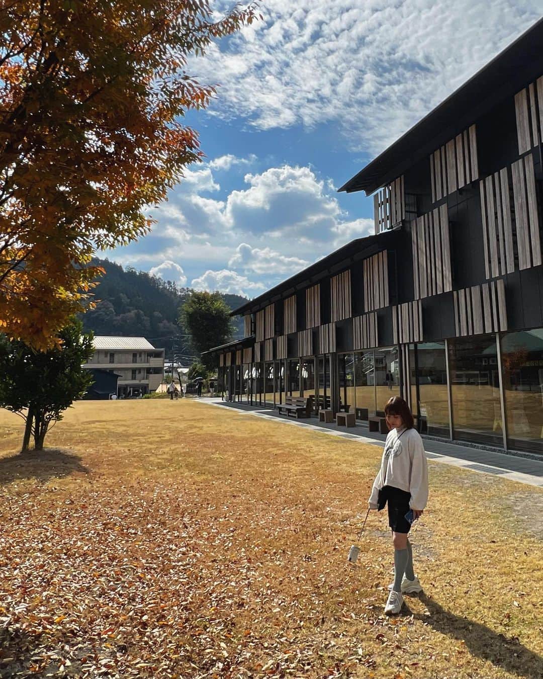 坂口有望のインスタグラム：「🍂☁️📚  高知県の雲の上の図書館。全県ツアーが決まるまで、きっとなかなか行けないんだろうなと思っていたけど、無事、高知公演のあと、わがまま言って寄り道してもらった！  セレクトが素晴らしいのはもちろん、日当たりのいいこの場所は、本たちもどこか生き生きしてるように思えた、次は一日中ここでゆっくり過ごしたいな〜🐿  だいすきな秋はすごい早さで終わってしまったけど、そこも秋の魅力的なところです、廊下ですれ違う憧れの先輩みたいなね(?)」