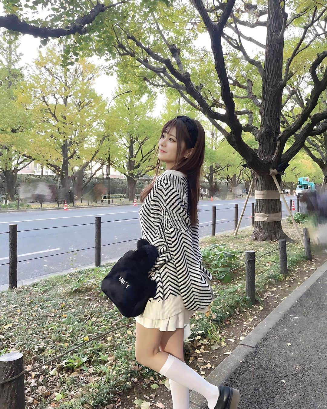 熊谷真里（まりくま）のインスタグラム：「⁡ ⁡ いちょう並木いってきた💛 ⁡ 思ったより、まだ緑だった？？ 綺麗な黄色になったらリベンジしよっと🐥⸒⸒ ⁡ ⁡ ⁡ ⁡ ⁡ ⁡ ⁡ ⁡ ⁡ ⁡ ⁡ ⁡ ⁡ ⁡ いつもいいね＆コメントありがとうございます🧸🎀 ⁡ ⁡ ⁡ #まりくま #Popteen #POP #銀杏並木 #いちょう並木 #モノトーンコーデ #モノトーン #ガーリー #ガーリーコーデ #ガーリーファッション #フレンチガーリー #カチューシャアレンジ #instagood #instadaily」