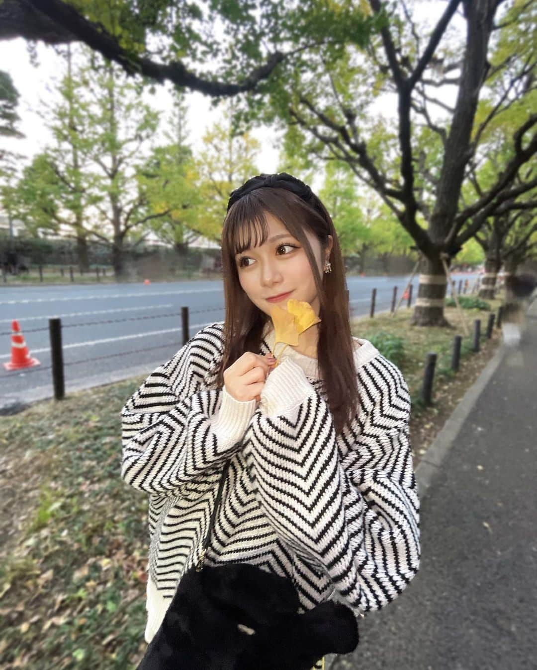 熊谷真里（まりくま）さんのインスタグラム写真 - (熊谷真里（まりくま）Instagram)「⁡ ⁡ いちょう並木いってきた💛 ⁡ 思ったより、まだ緑だった？？ 綺麗な黄色になったらリベンジしよっと🐥⸒⸒ ⁡ ⁡ ⁡ ⁡ ⁡ ⁡ ⁡ ⁡ ⁡ ⁡ ⁡ ⁡ ⁡ ⁡ いつもいいね＆コメントありがとうございます🧸🎀 ⁡ ⁡ ⁡ #まりくま #Popteen #POP #銀杏並木 #いちょう並木 #モノトーンコーデ #モノトーン #ガーリー #ガーリーコーデ #ガーリーファッション #フレンチガーリー #カチューシャアレンジ #instagood #instadaily」11月15日 17時36分 - maritsupe0208