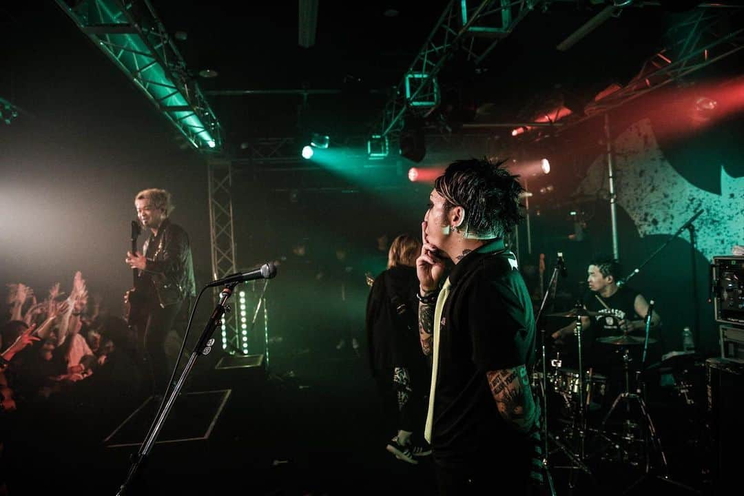 MAH のインスタグラム：「SiM “PLAYDEAD” WORLD TOUR SEASON 1 in 🇯🇵 Day 11 at CLUB JUNK BOX NAGANO.  #SiM #PLAYDEAD #otobokebeaver  #おとぼけビ〜バ〜  📷 @koheisuzukiphoto」