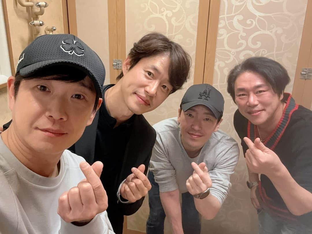 ユ・ジュンサンのインスタグラム：「엄유민법 .우리는 하나 둘 셋 넷 Let’s go #엄기준 #유준상 #민영기 #김법래 #엄유민법」