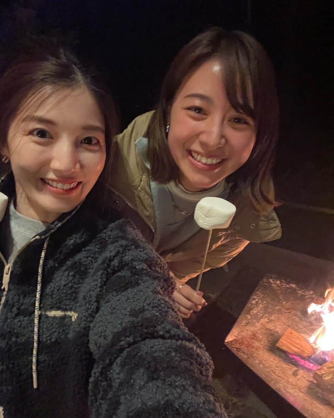林美沙希さんのインスタグラム写真 - (林美沙希Instagram)「. @shiori.nakagawa  週末に友人と軽井沢へ🍁 とっっても寒かったけれど、その分空気が澄んで綺麗でした。 焚き火をしたり、紅葉の中ぶらりとして温かいものを食べたりと、癒しの時間☺️🙌 こうやって一緒に旅行してくれる友人がいることが幸せです。  次はどこに行こうかな🚄  #軽井沢 #旅行 #紅葉 #焚き火 #スモア #秋の空 #冬の空 #ダウンを着ていても寒い」11月15日 17時36分 - misaki0hayashi
