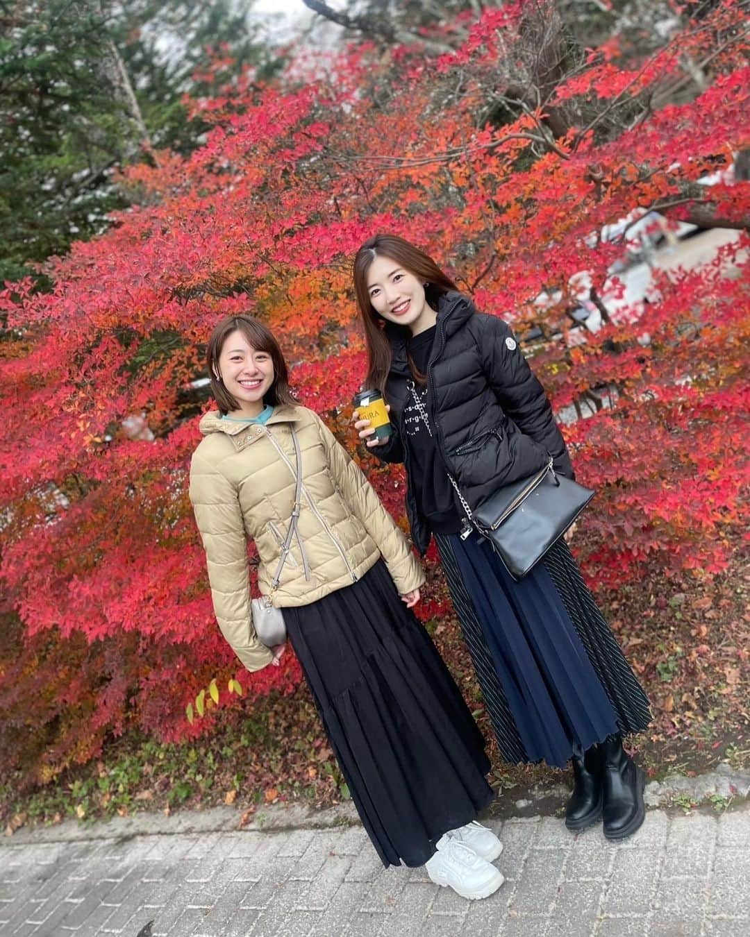 林美沙希さんのインスタグラム写真 - (林美沙希Instagram)「. @shiori.nakagawa  週末に友人と軽井沢へ🍁 とっっても寒かったけれど、その分空気が澄んで綺麗でした。 焚き火をしたり、紅葉の中ぶらりとして温かいものを食べたりと、癒しの時間☺️🙌 こうやって一緒に旅行してくれる友人がいることが幸せです。  次はどこに行こうかな🚄  #軽井沢 #旅行 #紅葉 #焚き火 #スモア #秋の空 #冬の空 #ダウンを着ていても寒い」11月15日 17時36分 - misaki0hayashi