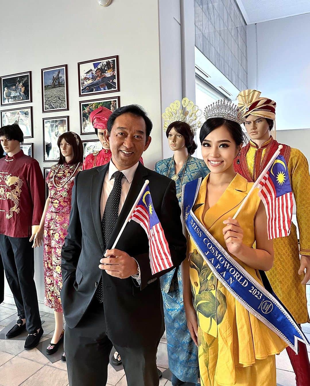 絹野志朋のインスタグラム：「🇲🇾🇯🇵  マレーシア大使館に表敬訪問し、 世界大会への出発のご報告をさせて頂きました✨ 📍Tokyo  I visited the Embassy of Malaysia, Tokyo. I introduced about MCW, which gains the most attractions  as one of the world-wide beauty pageants, and talked about Malaysian cultures.  I am very happy to be able to stand by  as a bridge between Japan and Malaysia🇯🇵🇲🇾  I will strive to build a better relationship for both👭  ＿＿＿＿＿＿＿＿＿＿＿＿＿＿＿＿＿＿＿＿＿＿＿＿  🇲🇾Nov 15th ~ Dec 5th Road For @misscosmoworld   National account @misscosmoworldjapan  Organizer @japan_beauty_ambassador  National director @aya_kiyota  Management @erina_hanawa_japan  Outfit @dualk__official @fumikadualk   #MissCosmoWorld #MissCosmoWorld2023 #MissCosmoWorldJapan #BeautyPageants @missosologyjapan @missosology_org」