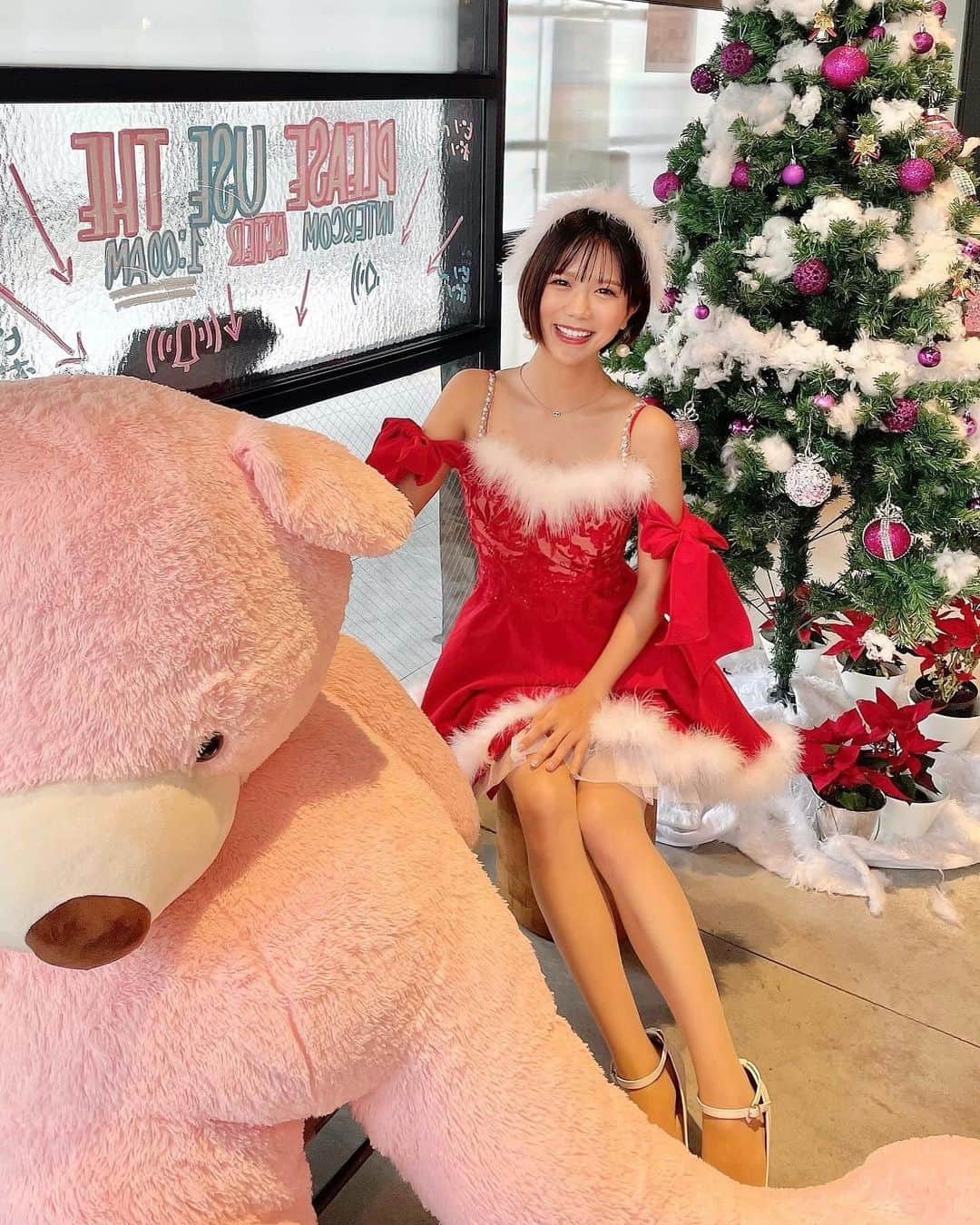 海江田麻貴のインスタグラム：「ㅤㅤㅤㅤㅤ ㅤㅤㅤㅤㅤ お知らせ📣 ㅤㅤㅤㅤㅤ ㅤㅤㅤㅤㅤ \  12/17(日) CHRISTMAS EVENT🎄♥️ / 開催決定しました🎉  ㅤㅤㅤㅤㅤ 写真は昨年のようす。今年もイベントができてとっても嬉しいです🤍 いつも応援してくれて、来てくださる皆さんのお陰です！ ㅤㅤㅤㅤㅤ ㅤㅤㅤㅤㅤ チケット販売は11/17(金)18:00〜！🎟️ 2023年最後に、ぜひ元気なお顔を見せに来てください🌼 カイエダパワーもらいにきてね〜🎅♥️ ㅤㅤㅤㅤㅤ ㅤㅤㅤㅤㅤ 私のイベント専用のポイントカードも、 今すでにお持ちの方は持ってきてね🥳🩵 持っていない方も、今回ゲットしてね✌️ ㅤㅤㅤㅤㅤ ㅤㅤㅤㅤㅤ ㅤㅤㅤㅤㅤ ㅤㅤㅤㅤㅤ ㅤㅤㅤㅤㅤㅤㅤㅤㅤㅤ #クリスマスイベント #イベント #クリスマスツリー #クリスマスコーデ #christmas #christmasdecor #christmasparty #xmas #xmasparty #xmastree #xmaspresent #japanesegirl #日本女孩 #サンタコス #サンタコスプレ #moxy #moxyhotels #モクシー大阪新梅田 #モクシー #タレント #christmasdecorating #christmastime #sugar」